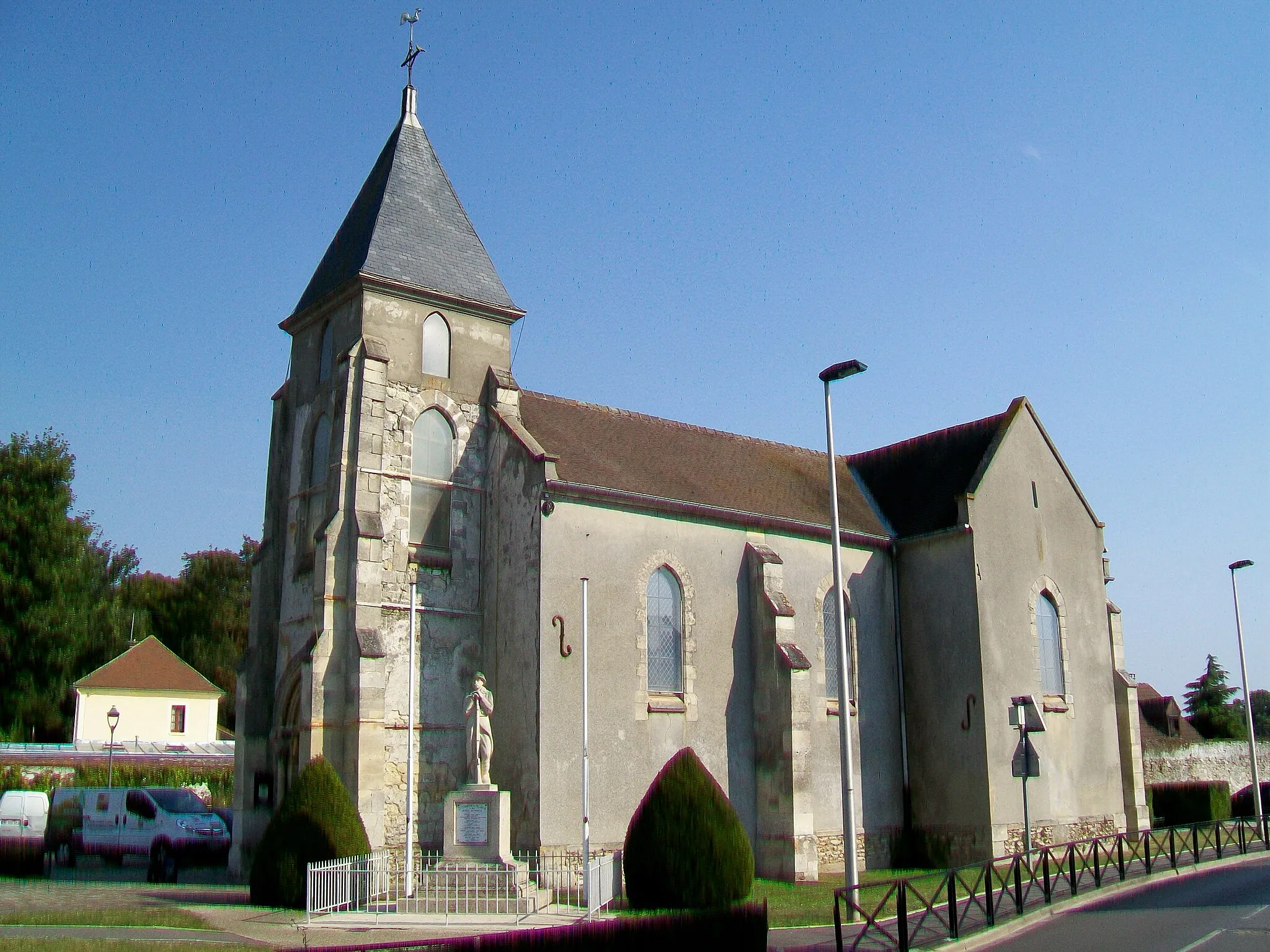 Photo showing: L'église Saint-Germain-d'Auxerre, façade ouest sur la rue Saint-Germain (l'église est orientée nord-sud !).