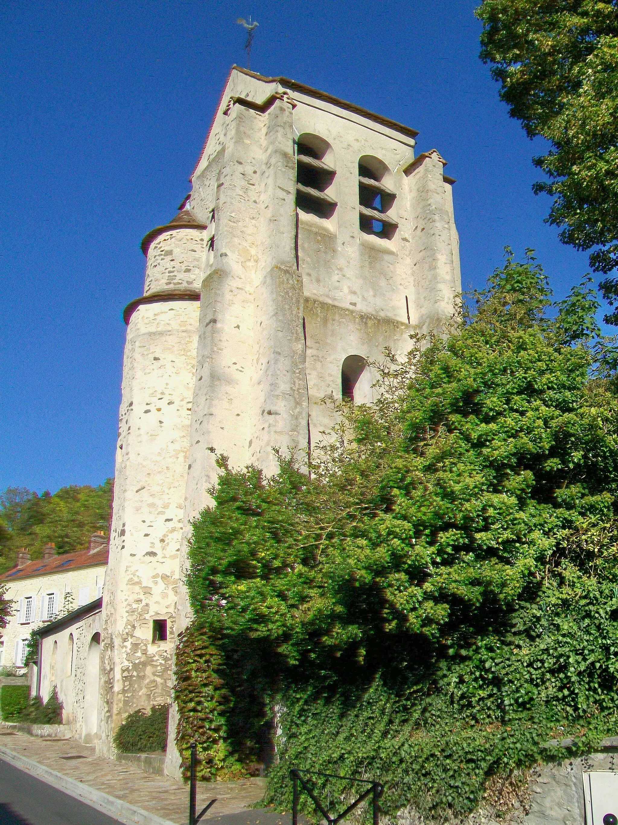 Photo showing: La tour de l'église Saint-Nicolas date en partie du XIIe siècle.