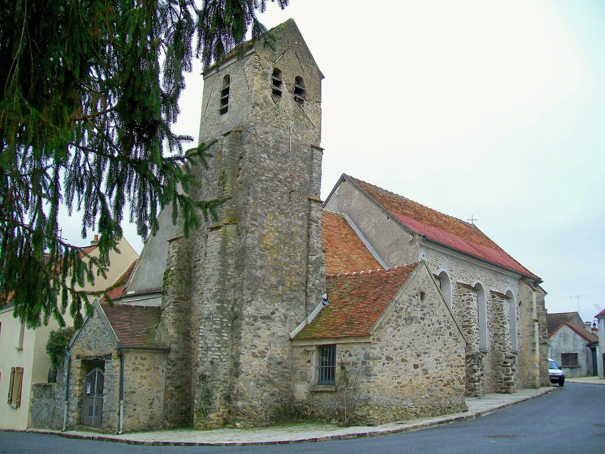 Photo showing: L'église du Plessis-Luzarches. Elle n'est desservie que tous les deux mois environ.