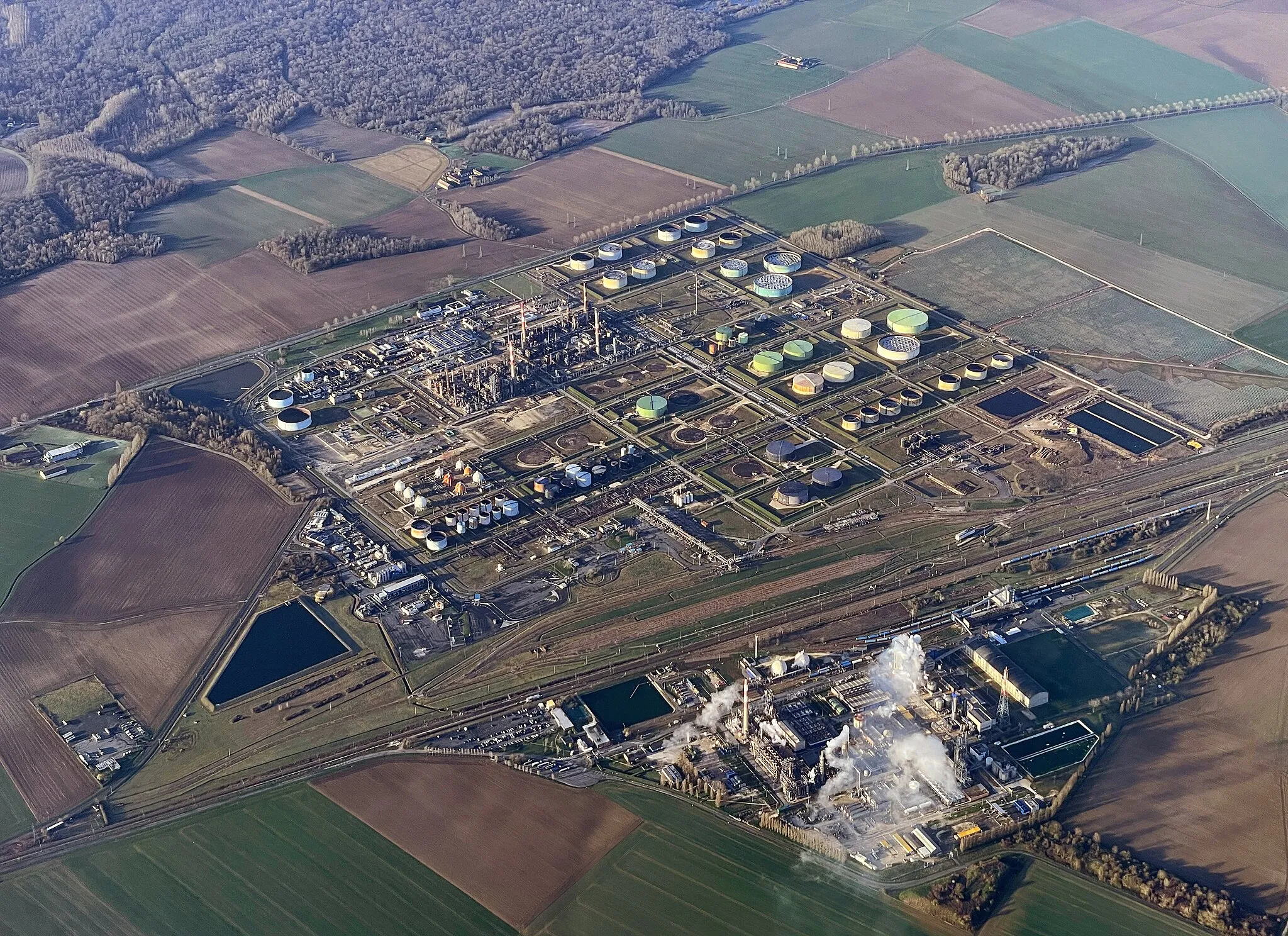 Photo showing: Photo aérienne de la raffinerie Grandpuits, prise par Thomas Vautrin en 2022 à 3000 mètres d'altitude.