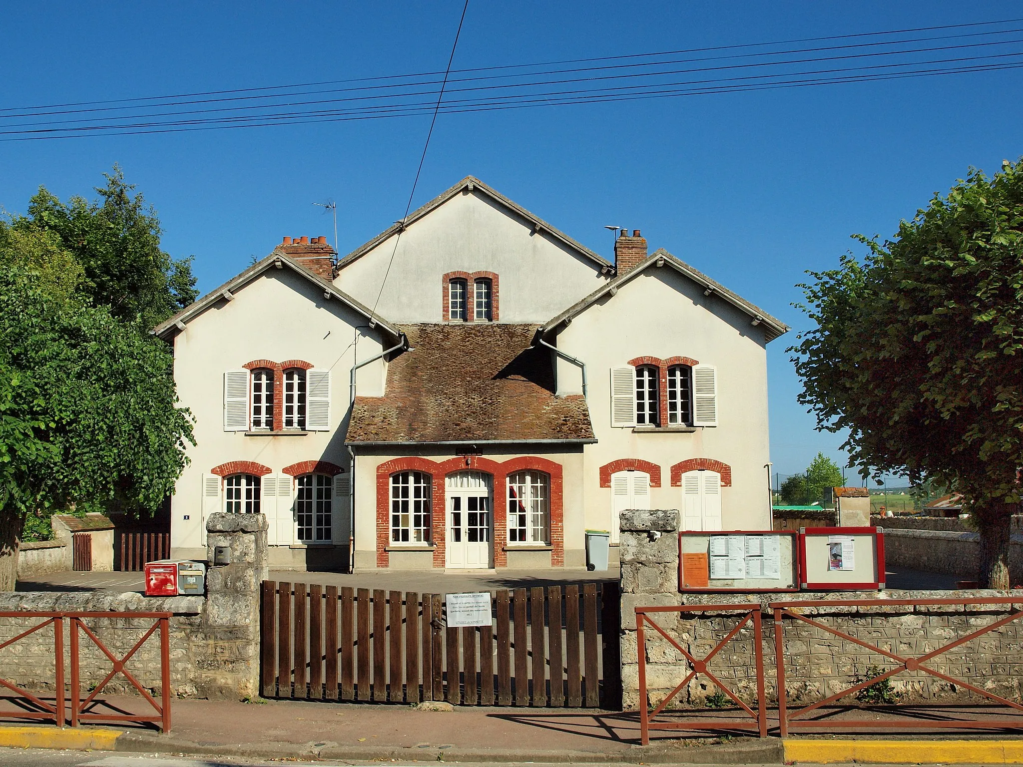 Photo showing: École de Chaintreaux