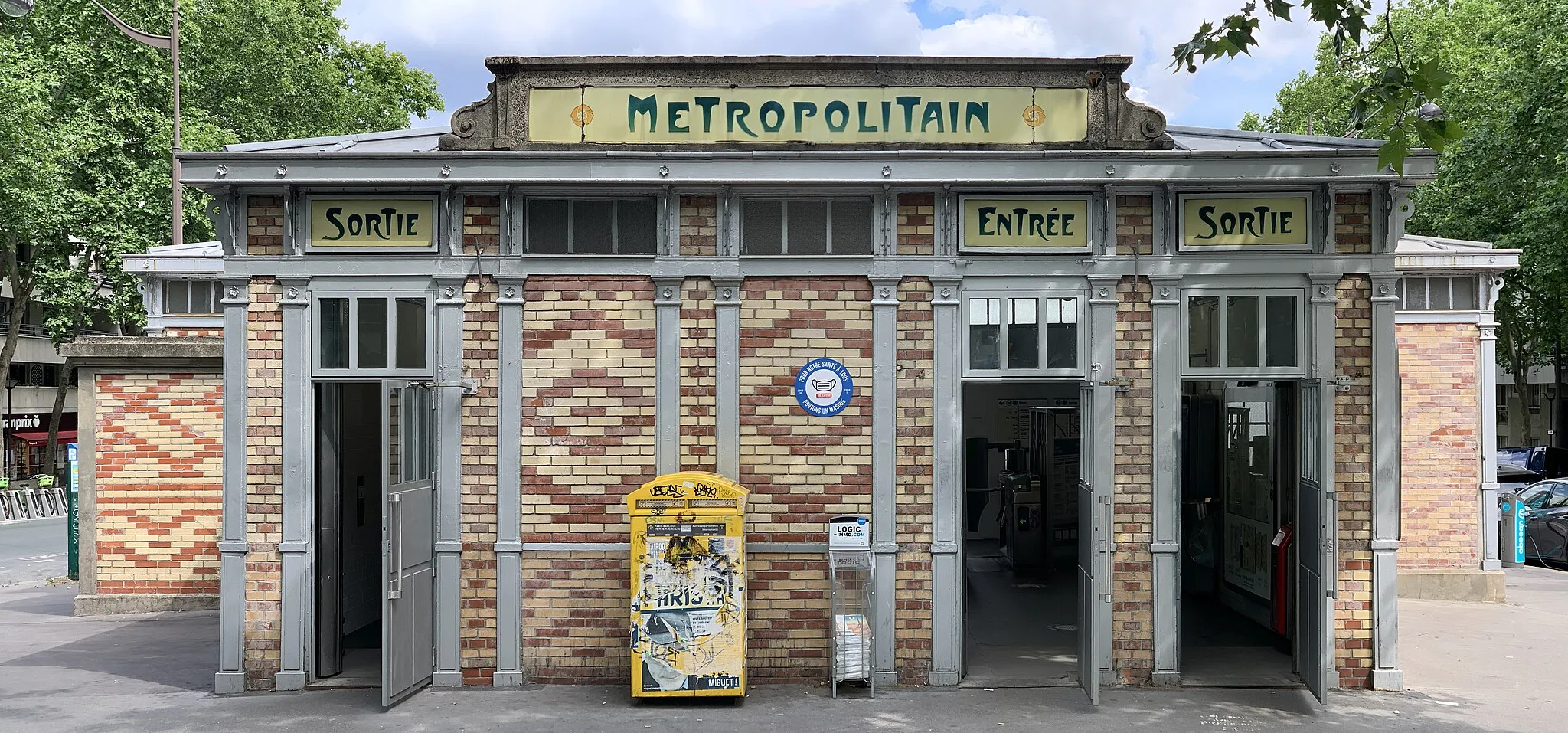 Photo showing: Entrée de la station de métro Saint-Jacques, Paris.