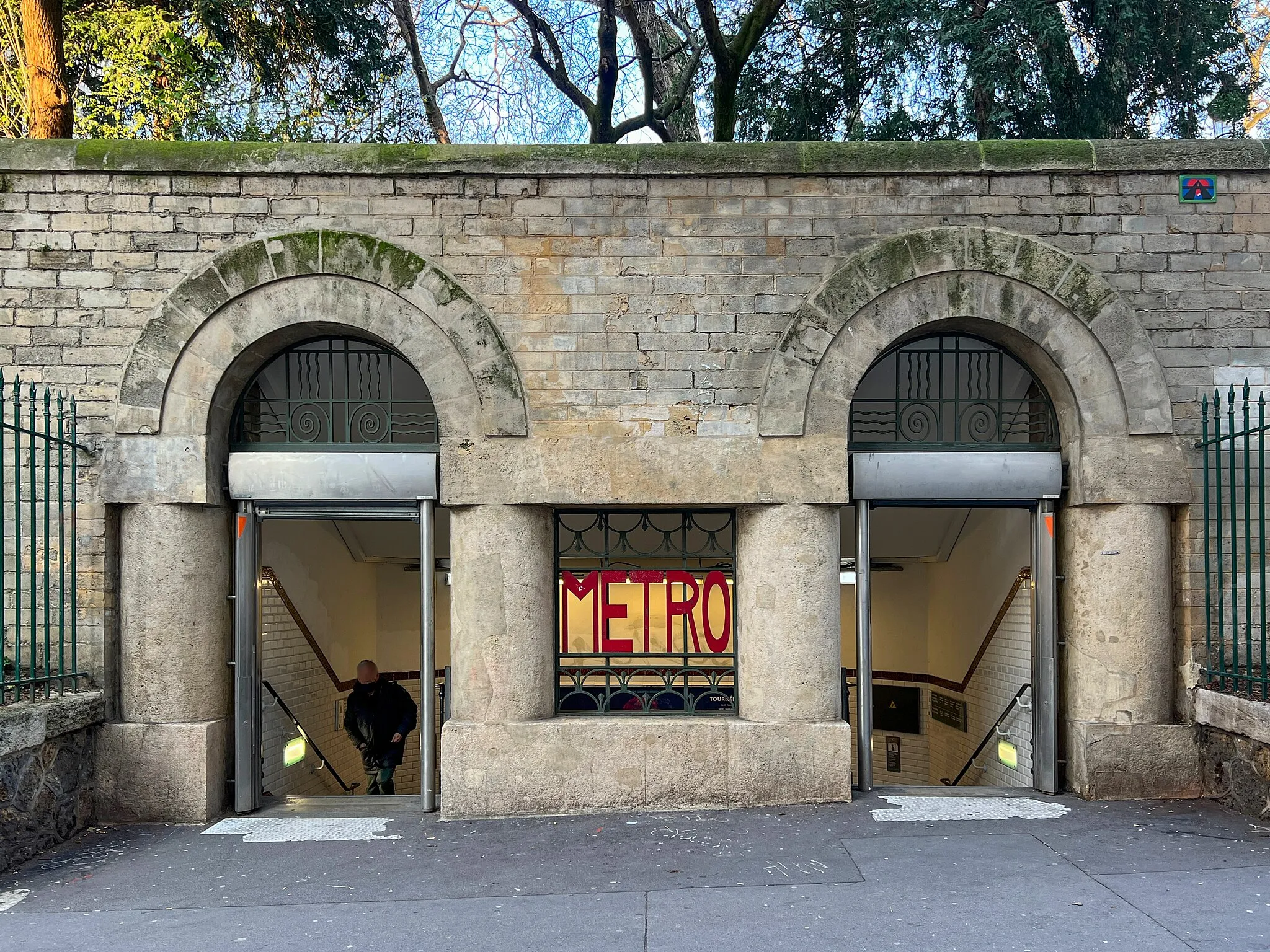 Photo showing: Accès de la station de métro Place Monge, rue de Navarre, Paris.