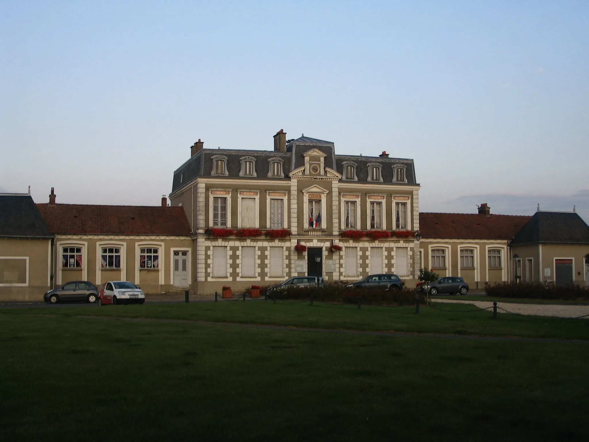 Photo showing: The town hall of Grisy-Suisnes, Seine-et-Marne, France.