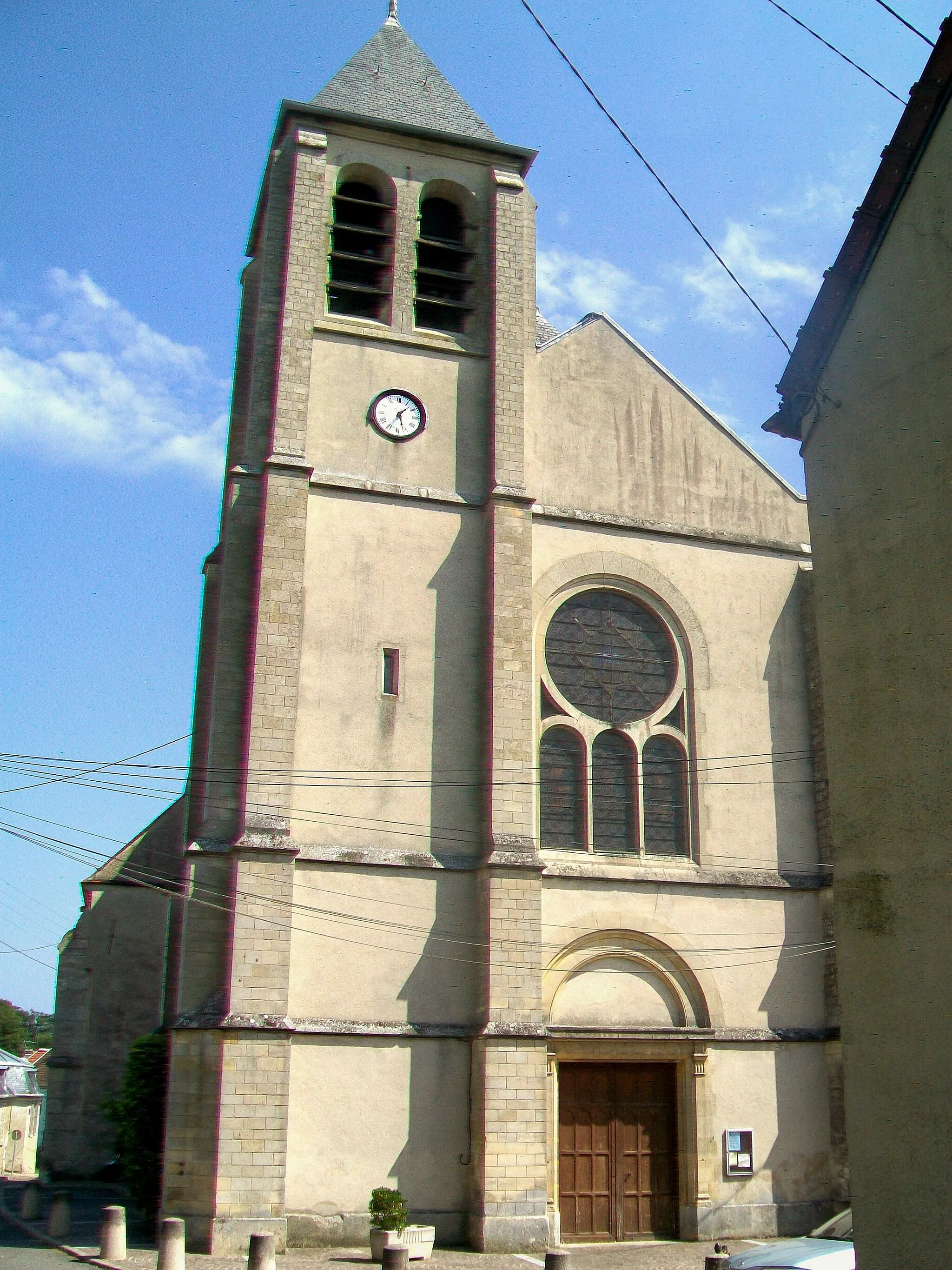 Photo showing: Façade principale sud sur la rue de la Mairie.