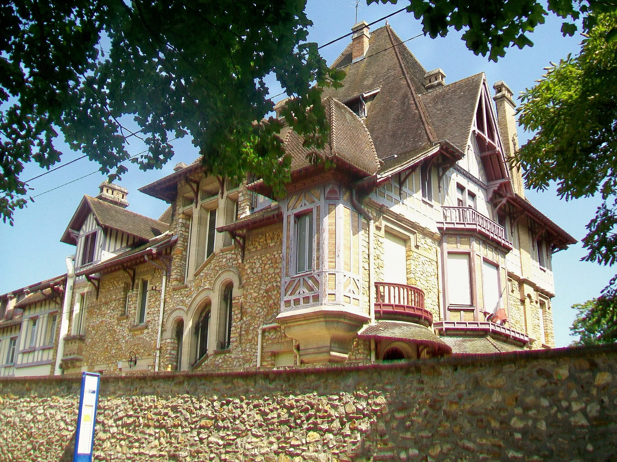 Photo showing: Manoir Notre-Dame, construit au début du XXe siècle. Il a abrité une maison de convalescence à partir de 1952, géré par les sœurs Saint-Joseph-de-l'Apparition qui donnèrent son nom actuel à la demeure.