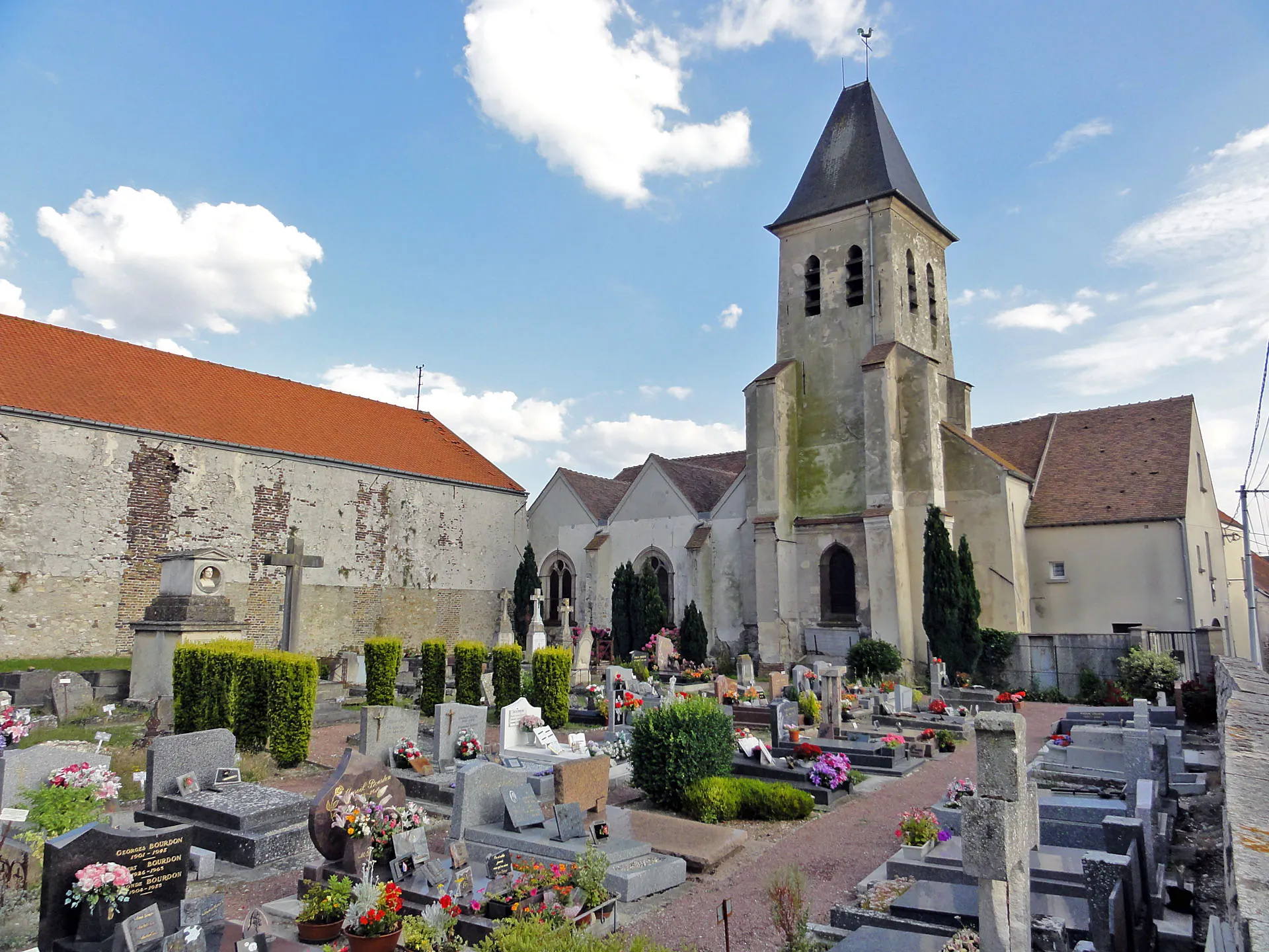 Photo showing: L'église Saint-Jean-Baptiste et le cimetière de Bouqueval, Val-d'Oise, France.