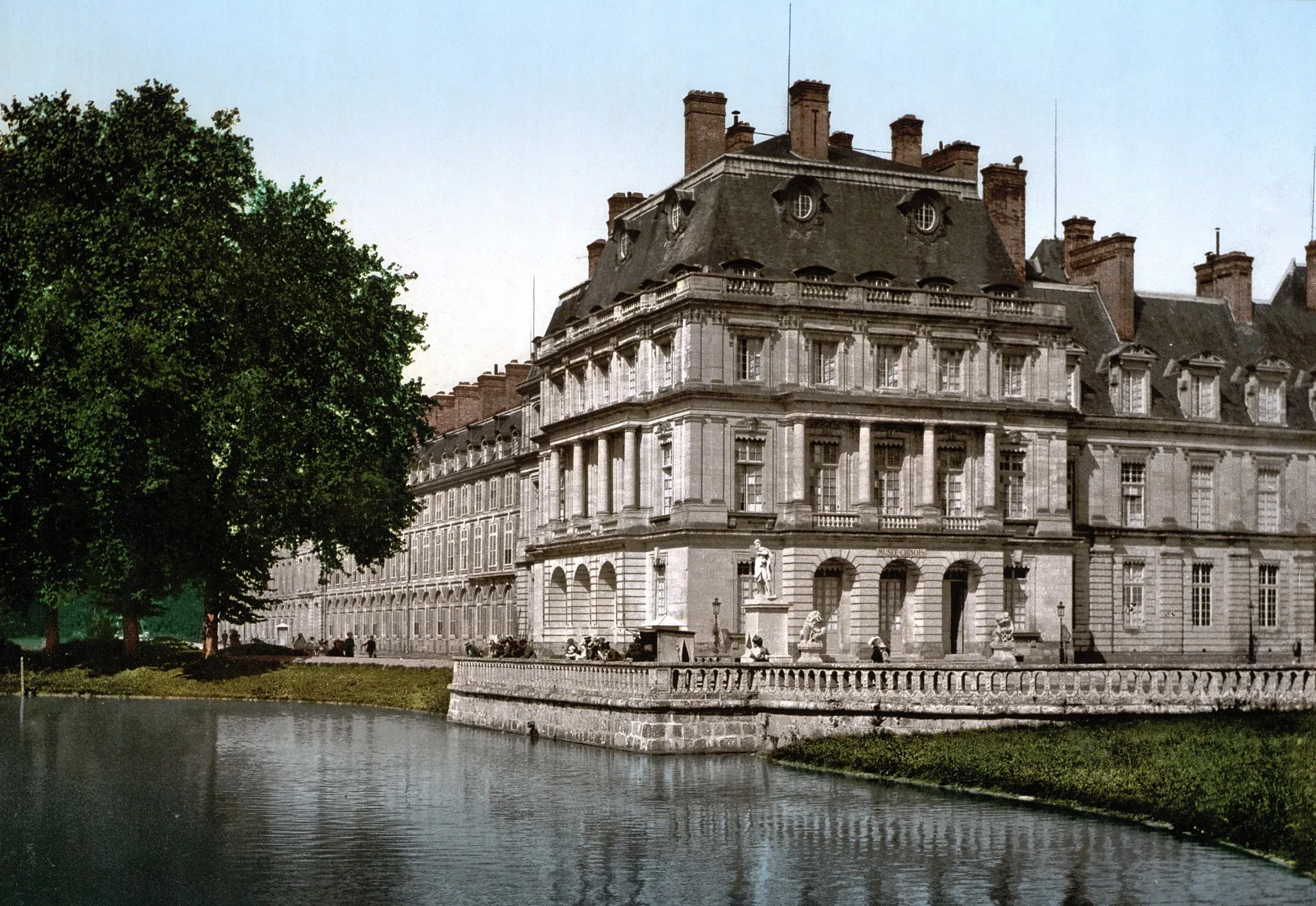 Photo showing: Château of Fontainebleau and the carp's pond