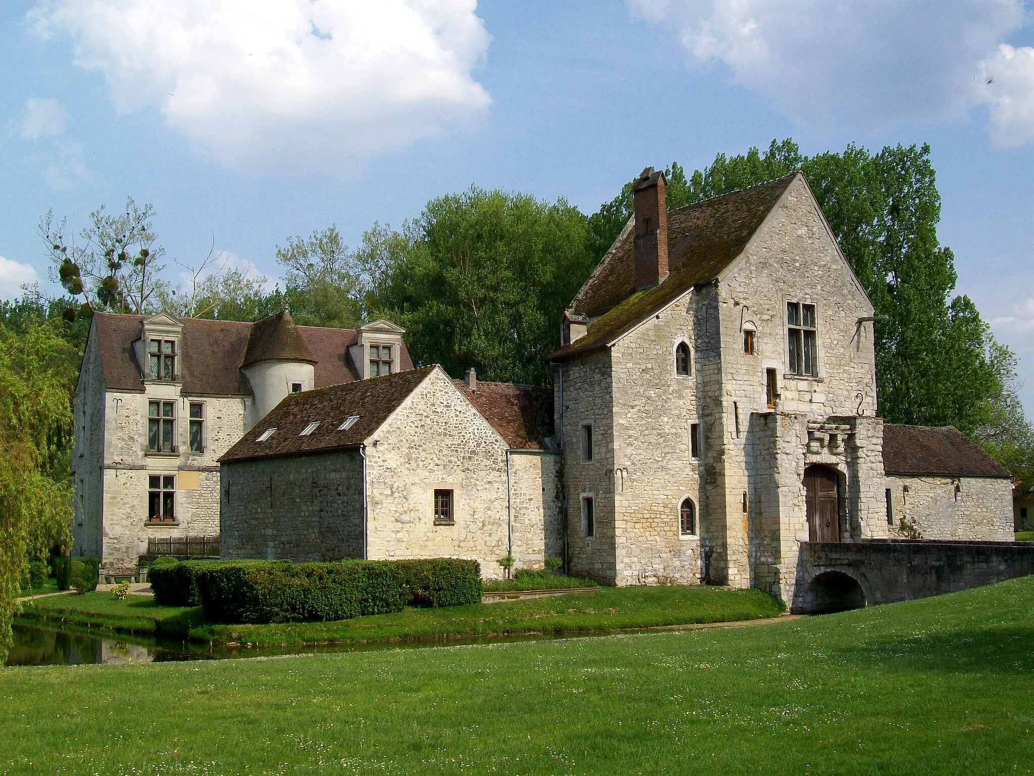 Photo showing: Vue sur le château depuis le nord-ouest ; c'est ici que se situe l'unique accès. Les façades et toitures de la porte fortifiée, y compris le pont sur les douves sont inscrits Monuments historiques depuis le 6 octobre 1986.