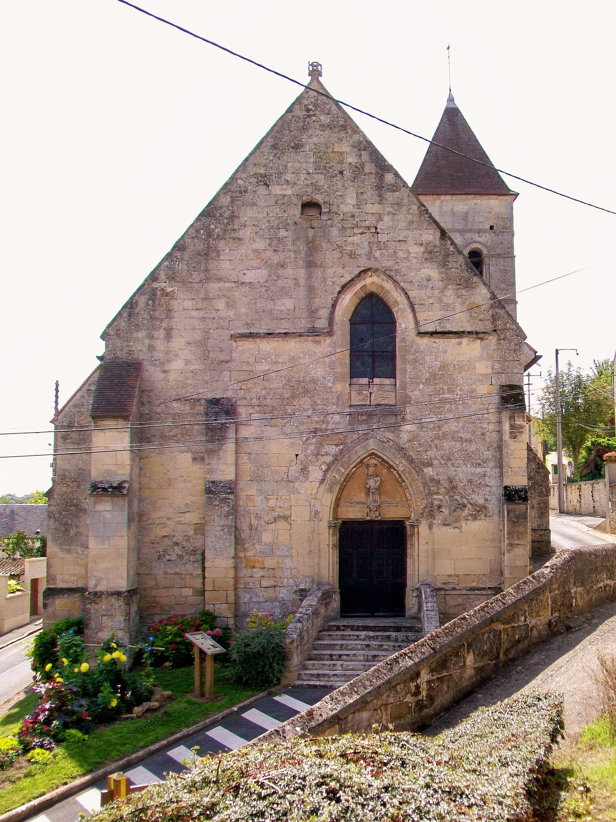 Photo showing: Façade nord-ouest de l'église Saint-Martin.