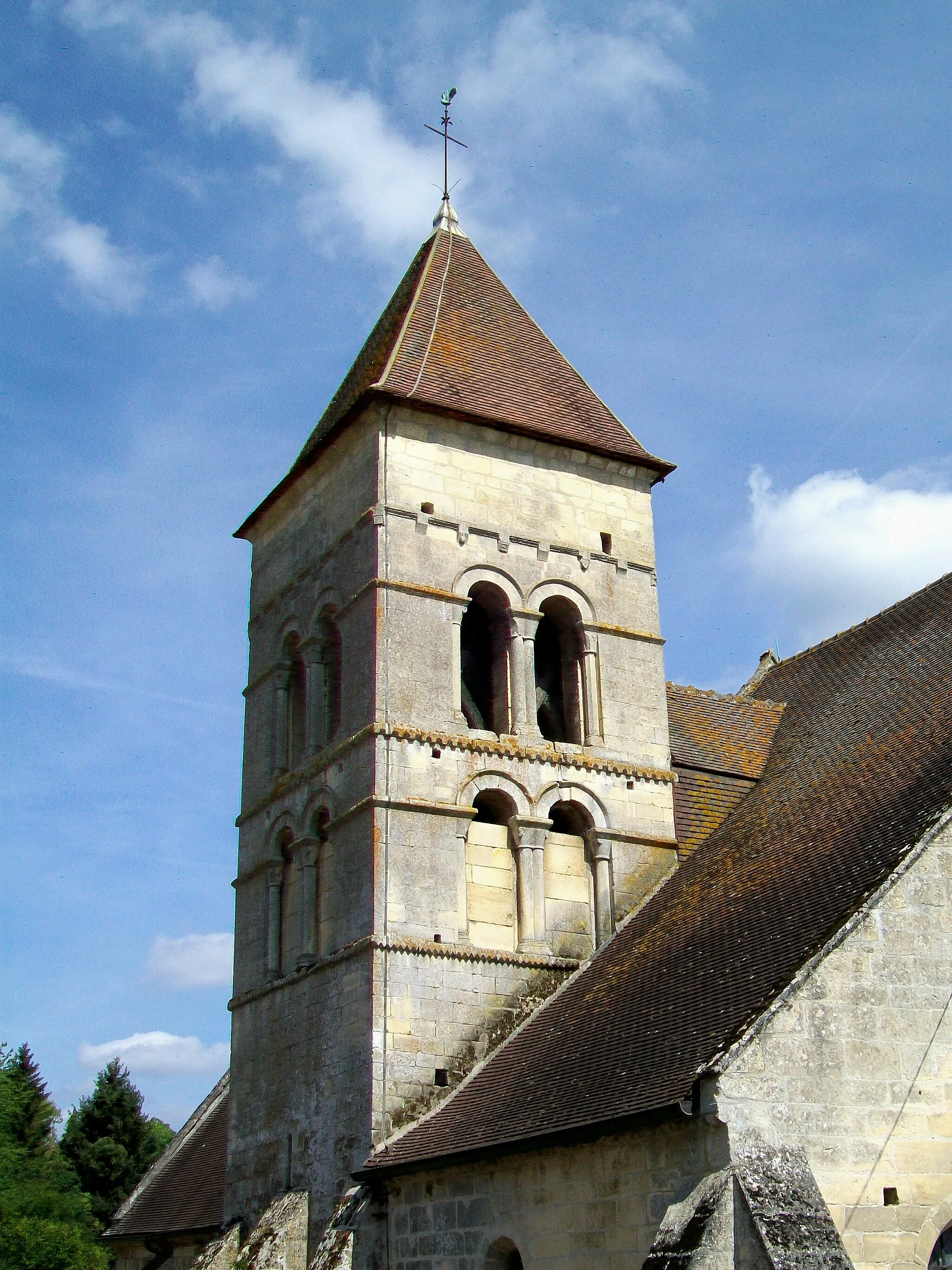 Photo showing: Le clocher roman de l'église Saint-Martin. Les autres éléments sont gothiques.