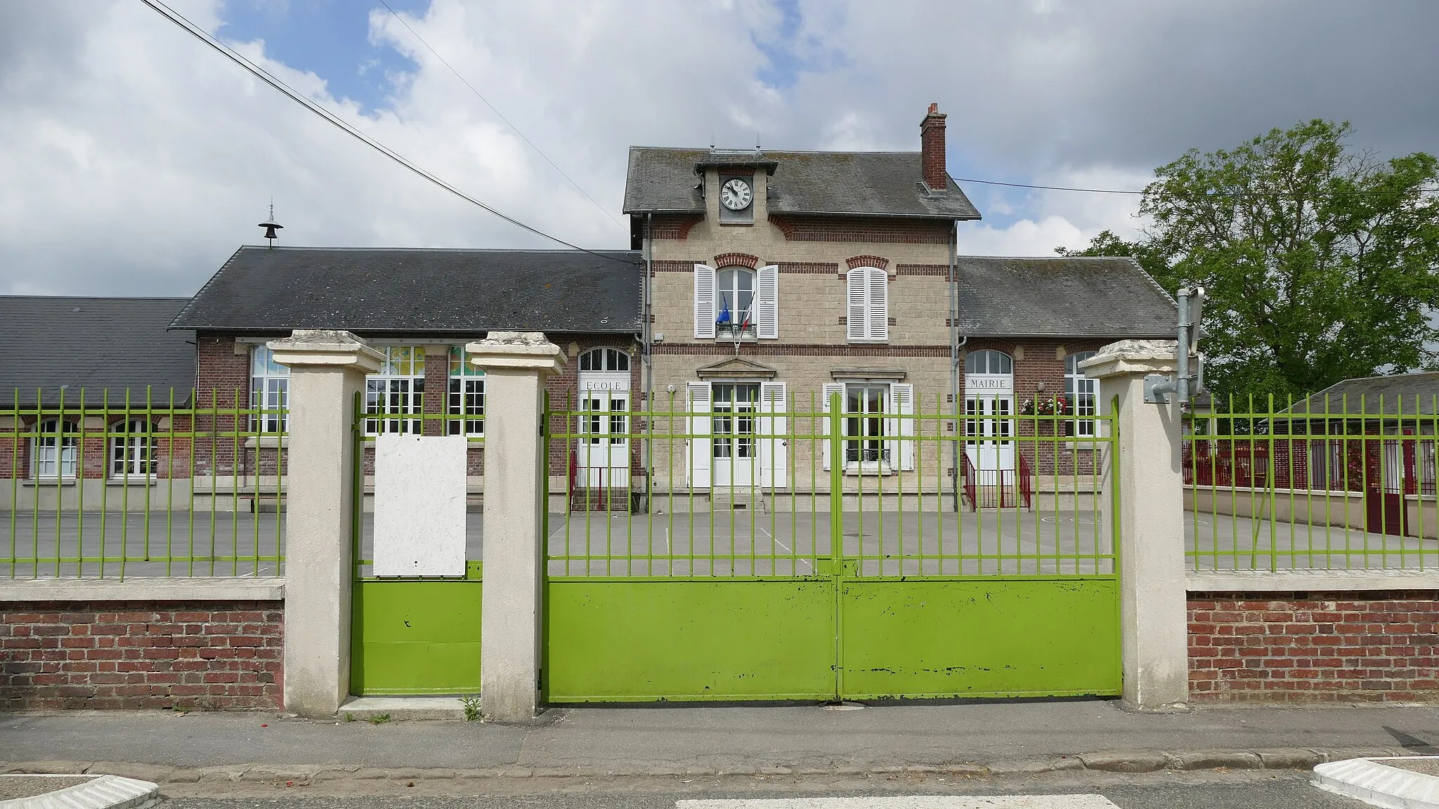 Photo showing: The city hall/school in Boissy-Fresnoy (Oise, Picardie, France).