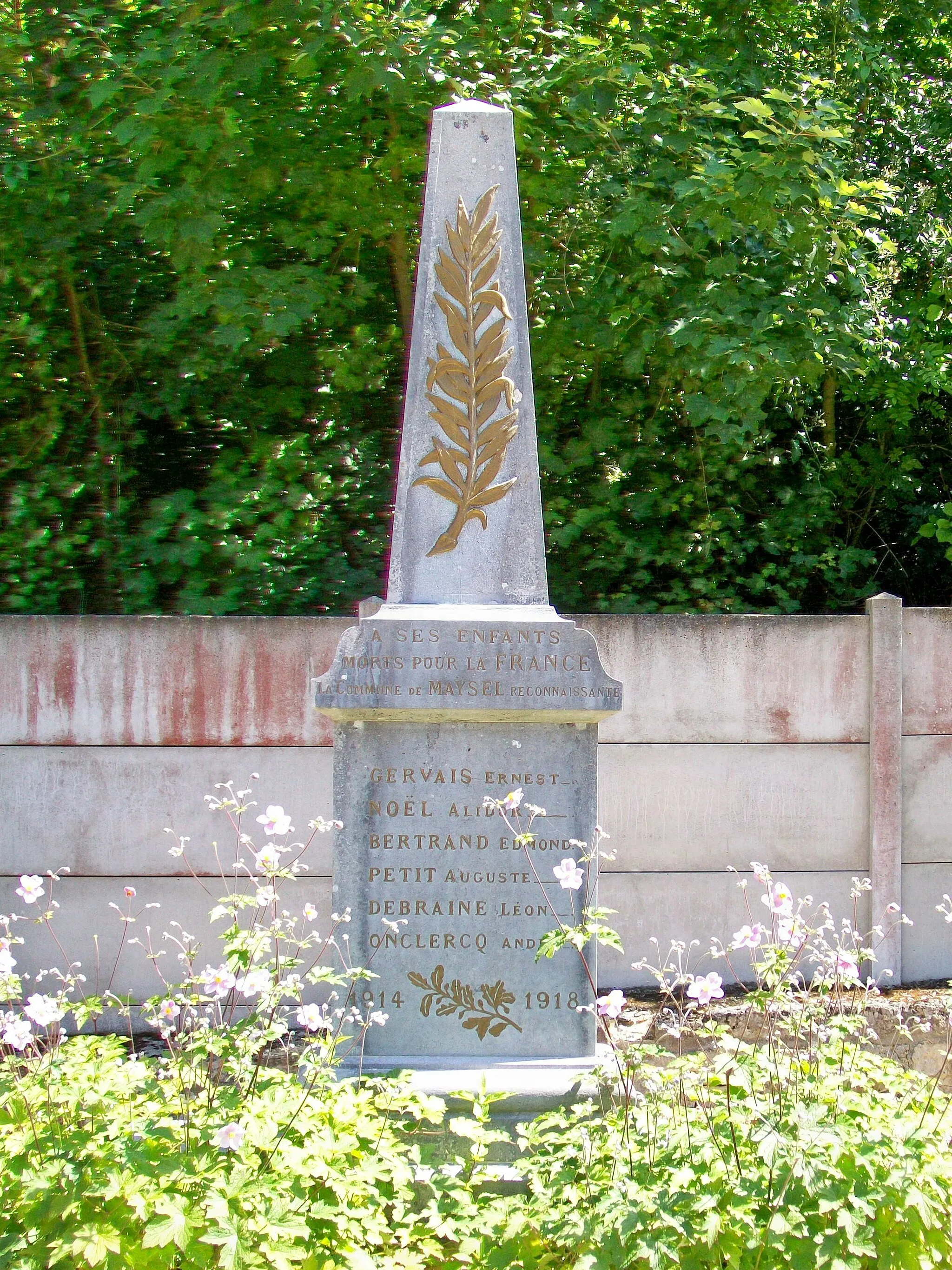 Photo showing: Le monument aux morts, au cimetière.