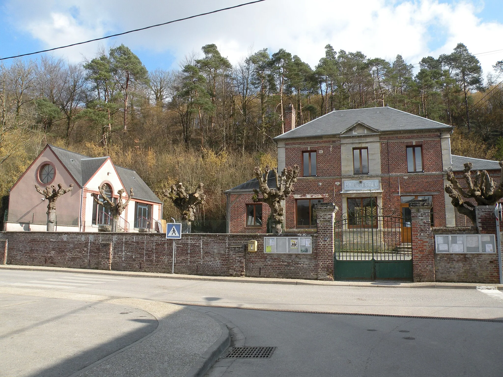 Photo showing: mairie et ecole de la commune de Mortefontaine-en-Thelle, Oise, France