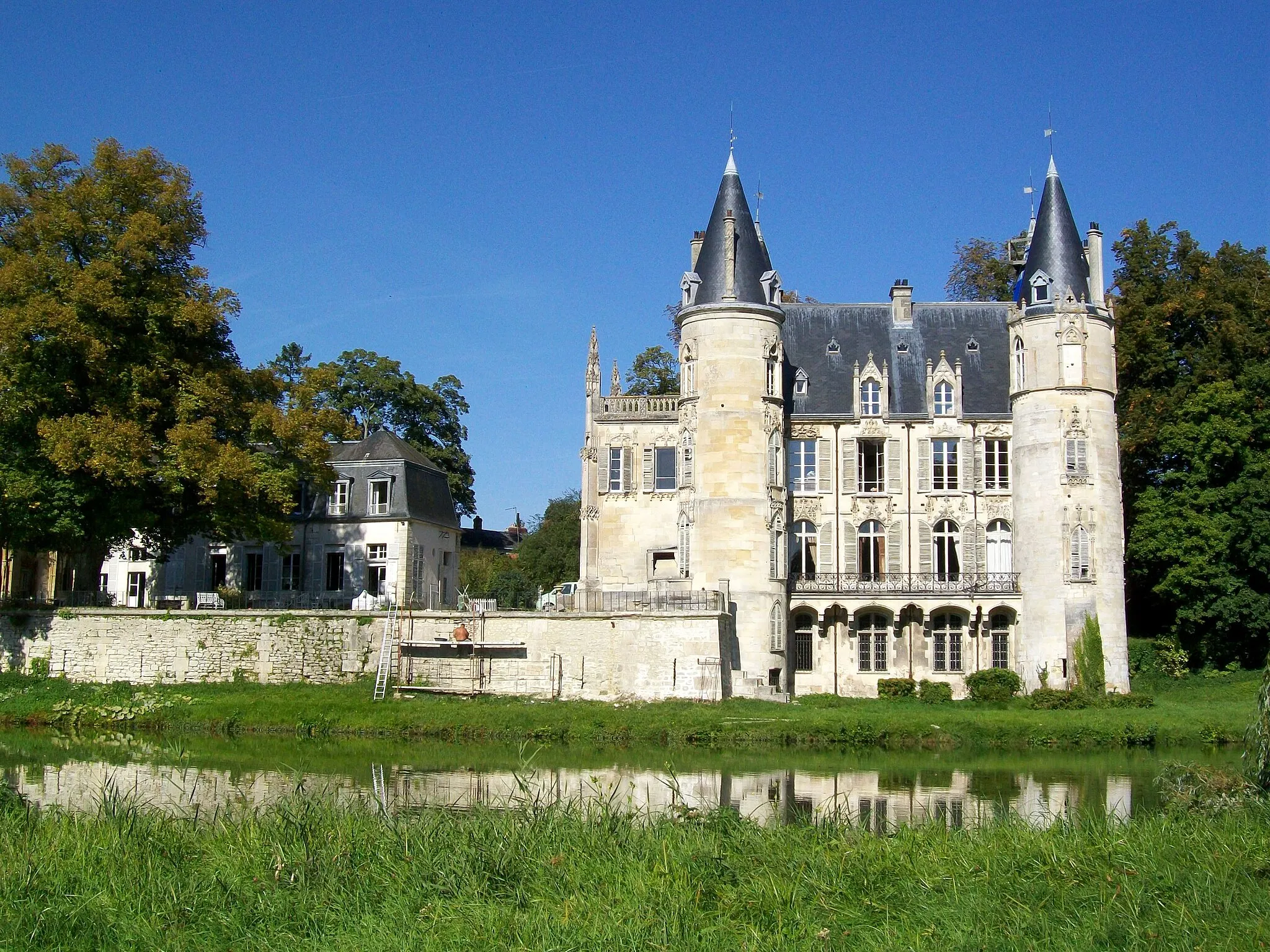 Photo showing: Château et pavillon des domestiques (à gauche, en retrait) depuis l'ancien parc, arrosé par la Nonette.