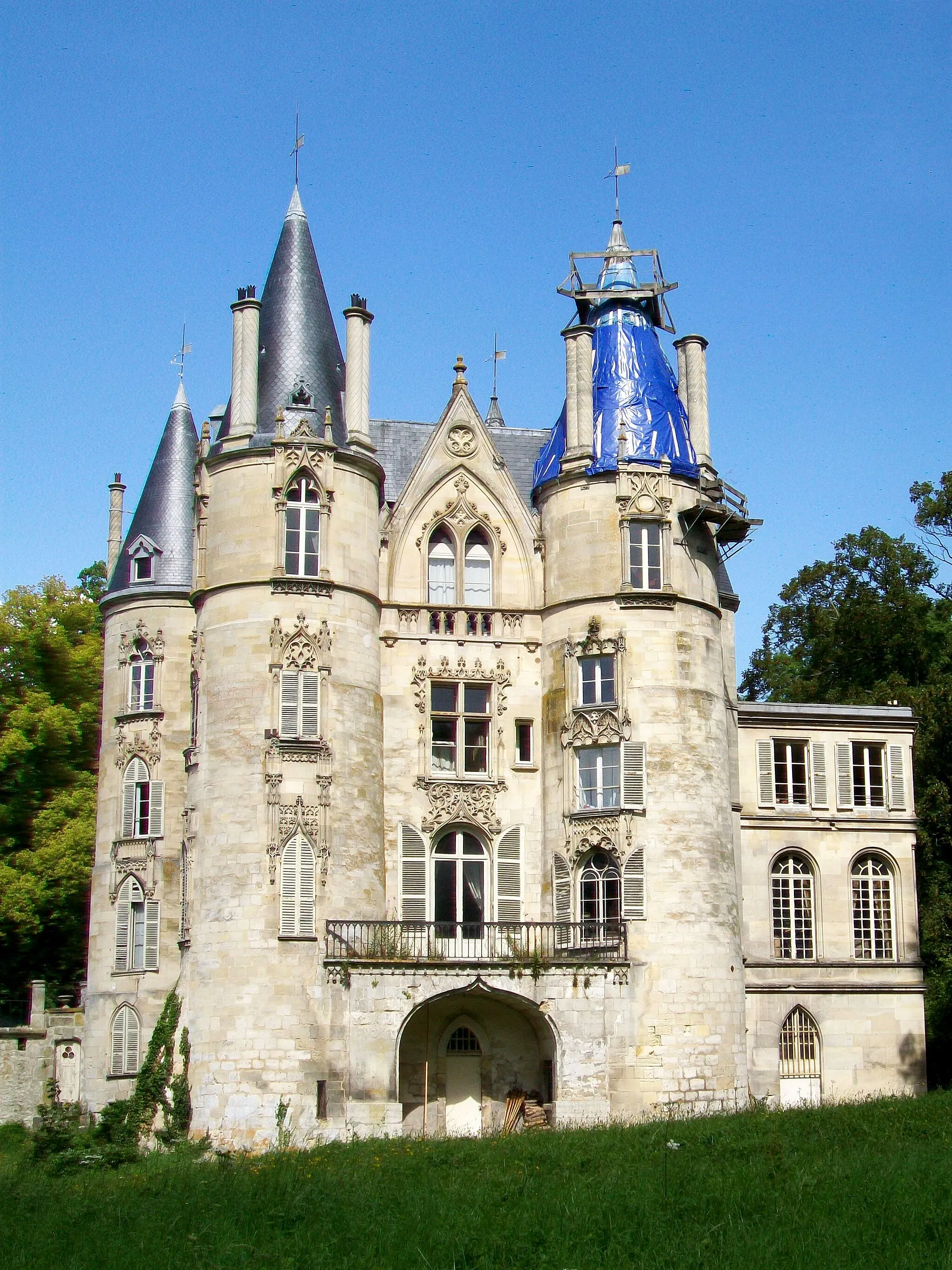 Photo showing: La façade est du château.