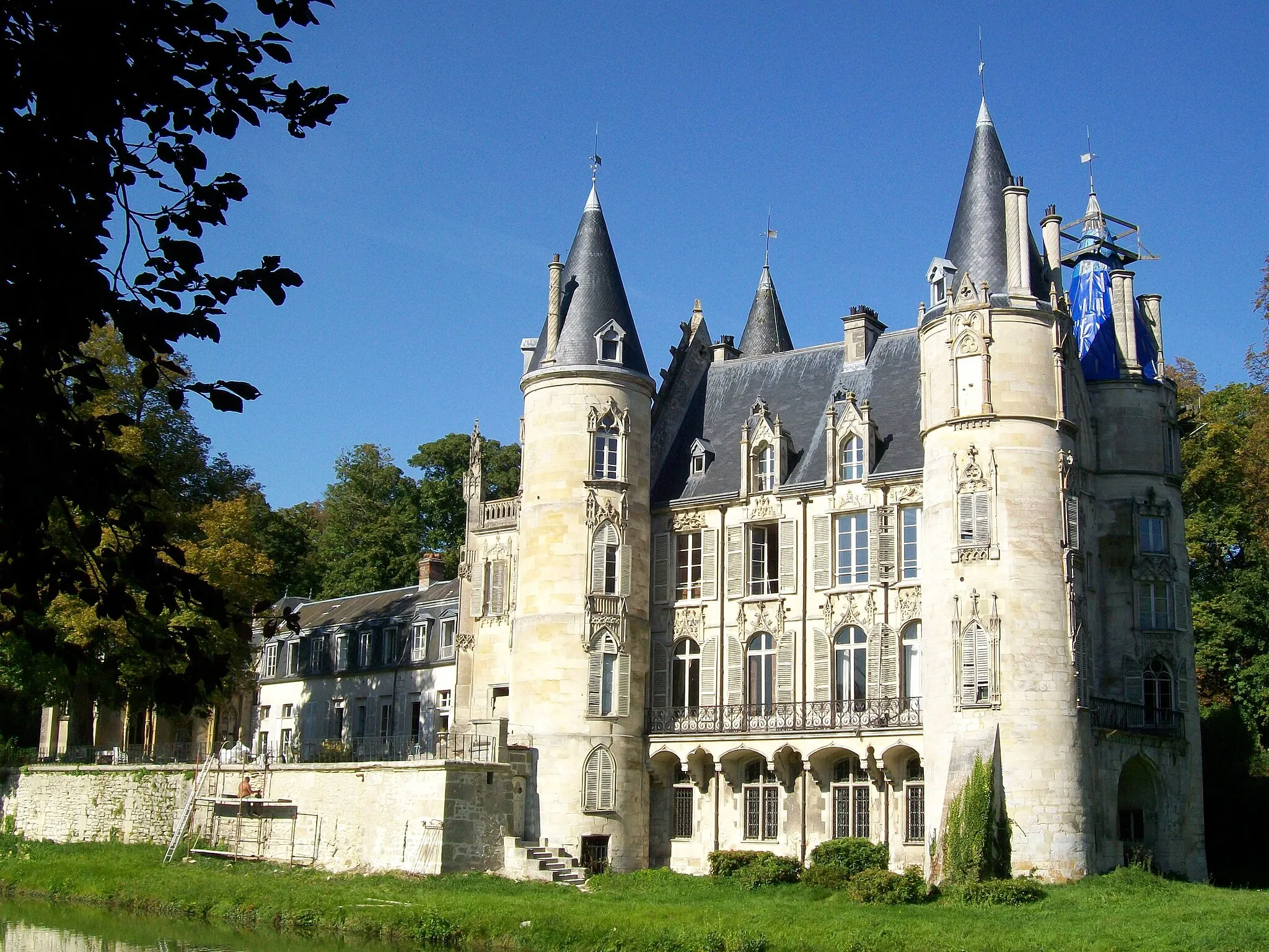 Photo showing: Le château de Mont-l'Evêque depuis le parc.