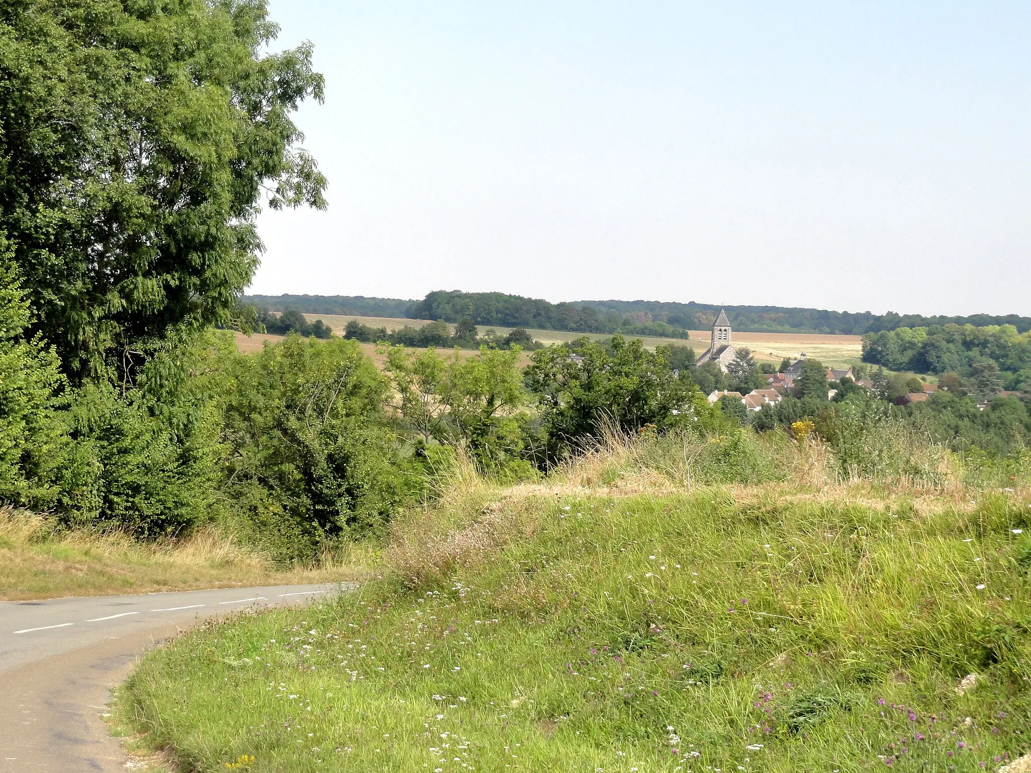 Photo showing: Vue sur le village depuis la RD 188 à l'ouest du village.