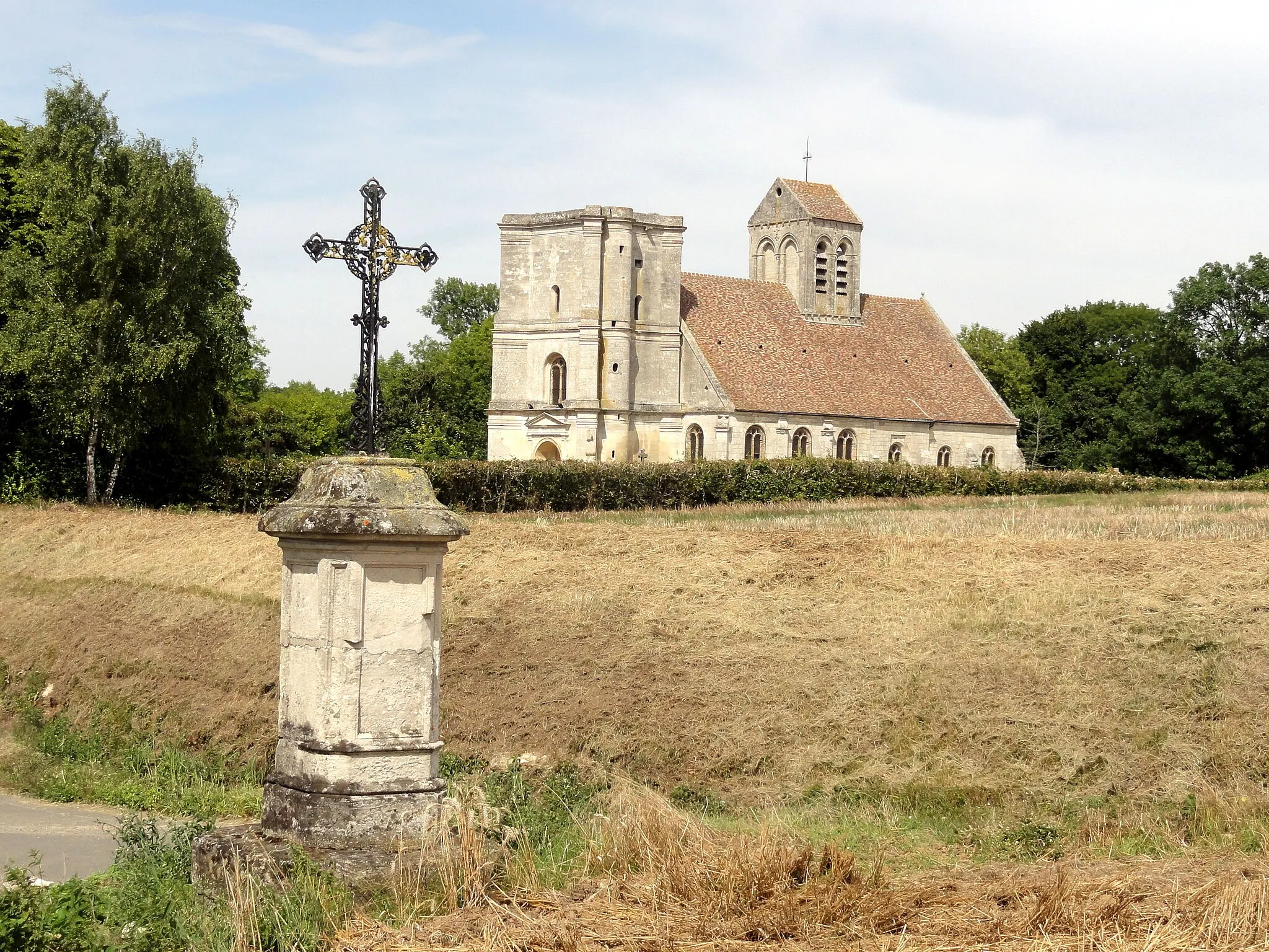 Photo showing: Calvaire près de l'église.