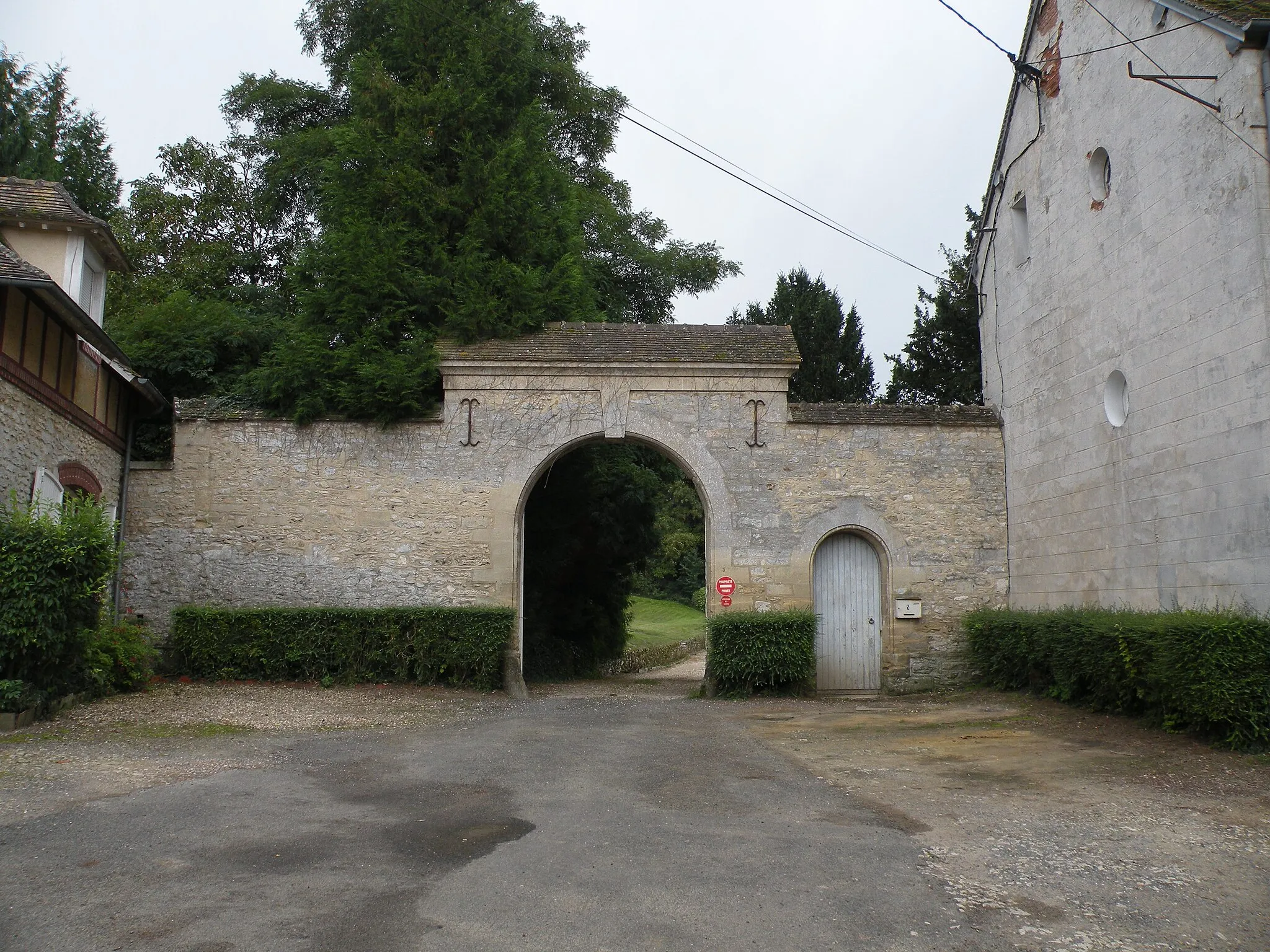 Photo showing: Vaudancourt portail du château