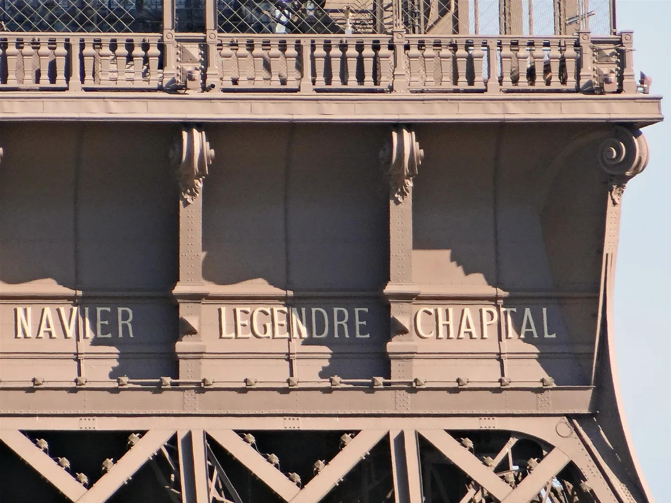 Photo showing: Trois noms de savants sur la face Trocadéro de la tour Eiffel (1er étage)
Sur la tour Eiffel, Gustave Eiffel a fait graver soixante-douze noms de scientifiques, ingénieurs ou industriels qui ont honoré la France de 1789 à 1889.
Ces noms s'étalent en lettres d'or en relief de 60 cm de haut sur la périphérie du premier étage. Ils furent recouverts de peinture au début du XXe siècle avant d'être restaurés entre 1986 et 1987 par la Société nouvelle d'exploitation de la tour Eiffel (SNTE).
Extrait de l'article de Wikipedia sur les noms des savants

fr.wikipedia.org/wiki/Liste_des_soixante-douze_noms_de_sa...