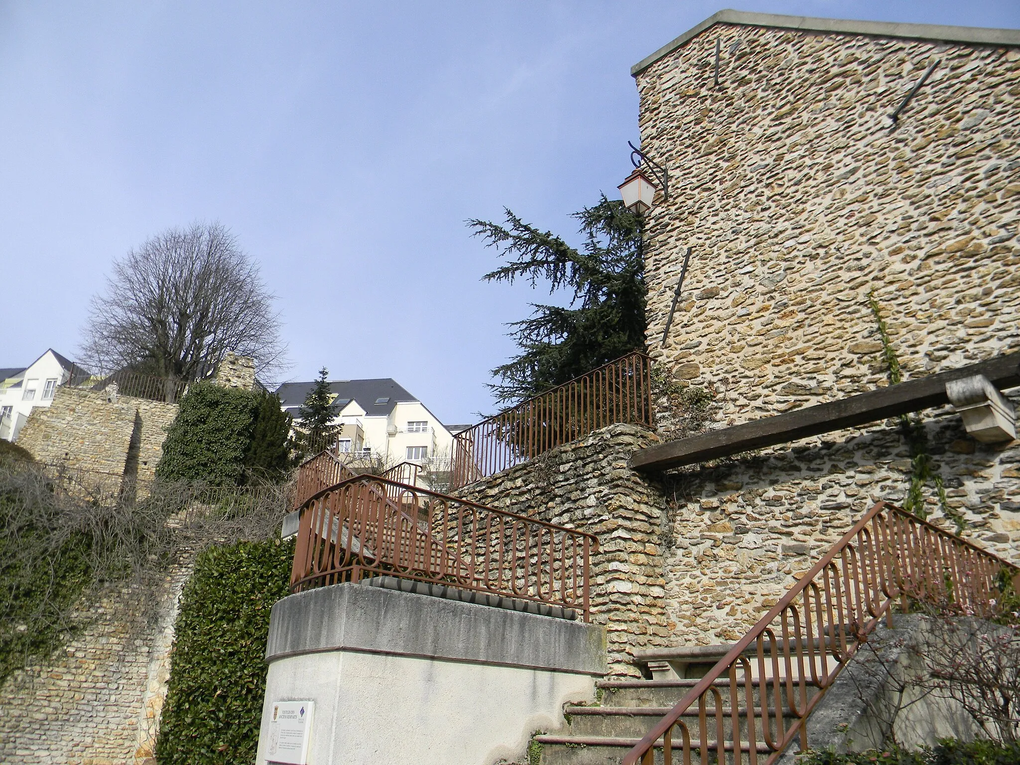 Photo showing: Vestiges des anciens remparts du XVème siècle à Montmorency.