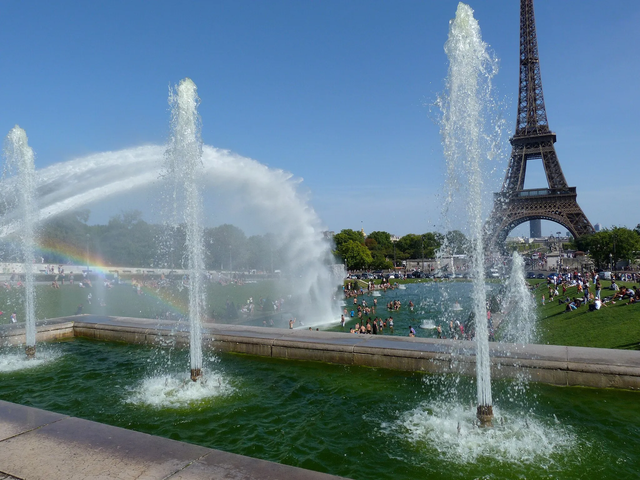 Photo showing: Jardins du Trocadéro, fontaine centrale, canons à eau en action, gens se baignant.