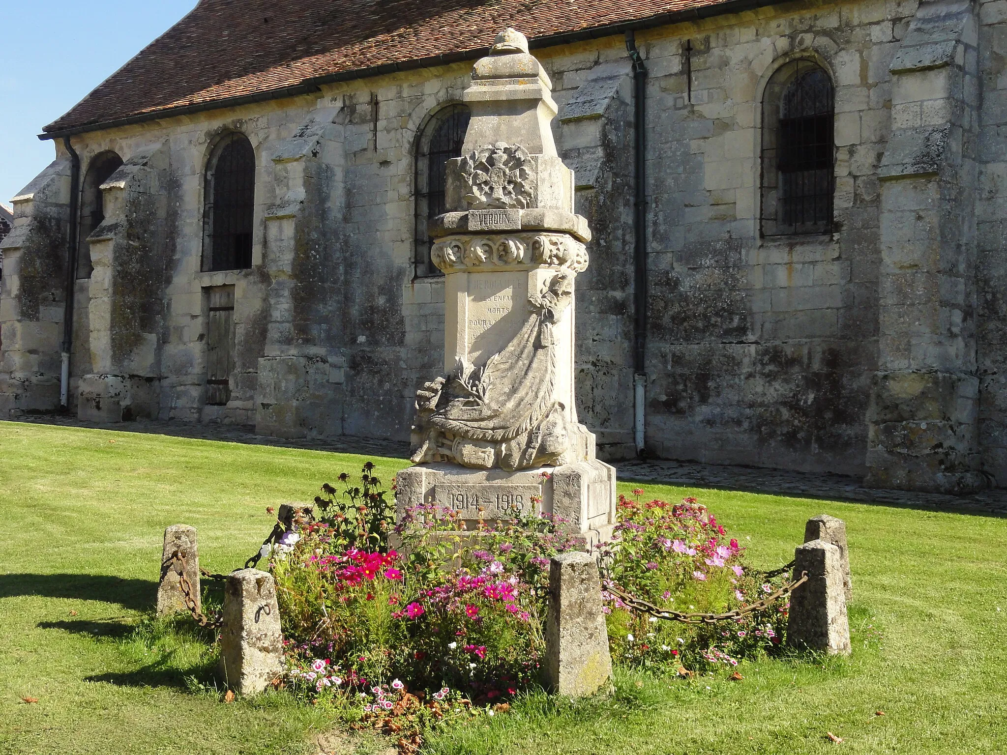 Photo showing: Monument aux morts.