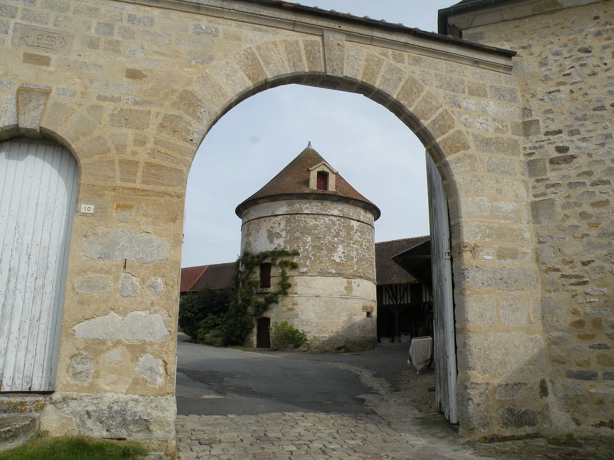 Photo showing: pigeonnier construit en 1771 à Grisy-les-Plâtres