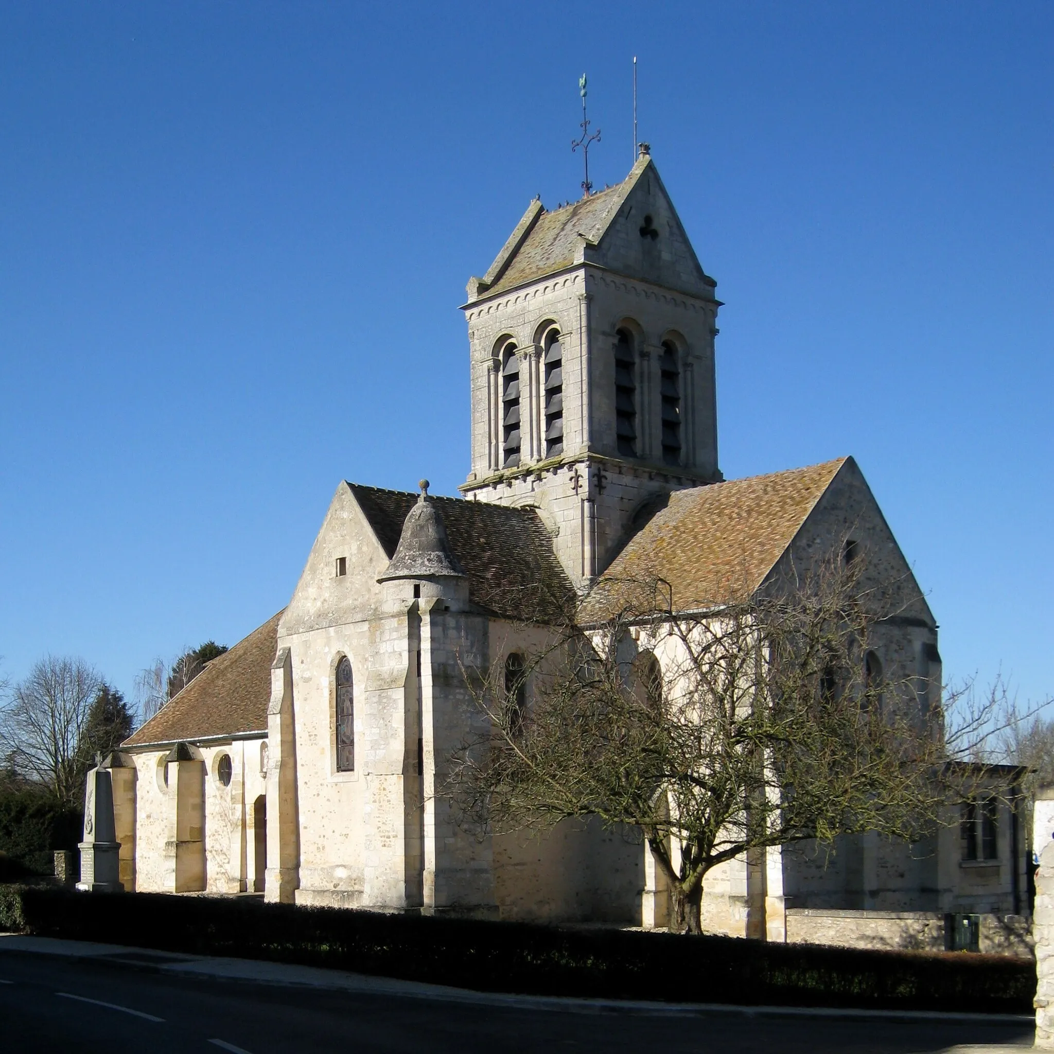 Photo showing: Coté est de l'église Saint-Crépin-et-Saint-Crépinien, Bréançon, Val d'Oise, France