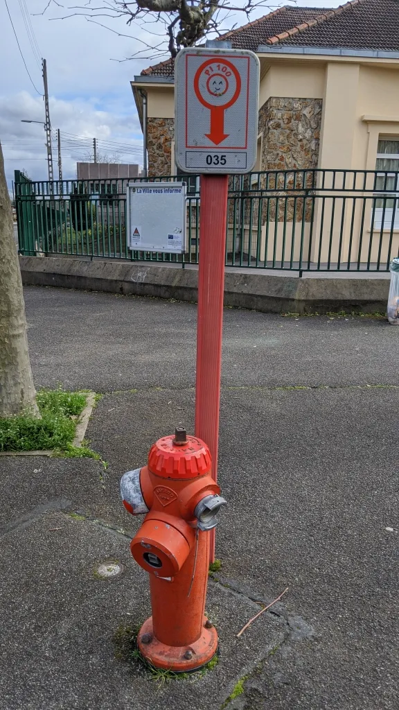 Photo showing: This fire-fighting facility can be inspected and edited within OsmHydrant (show).

English | français | +/−