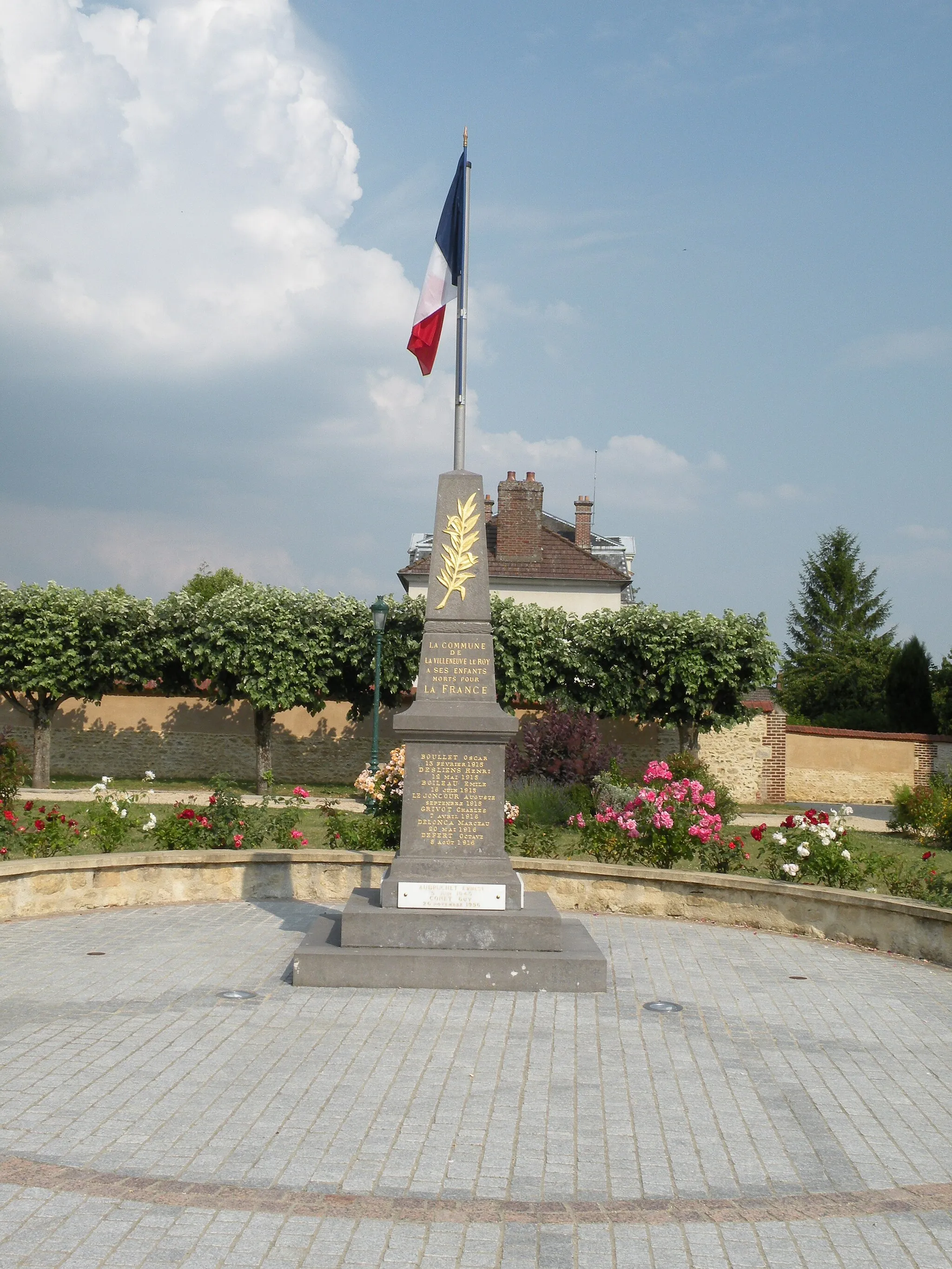 Photo showing: monument aux morts de Villeneuve-les-Sablons