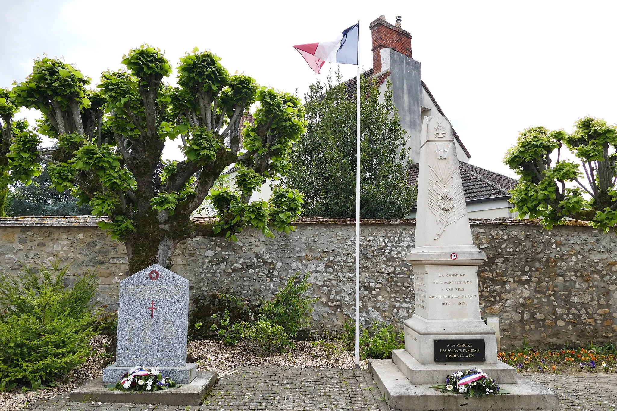 Photo showing: War memorial in Lagny-le-Sec (Oise, Hauts-de-France, France).
