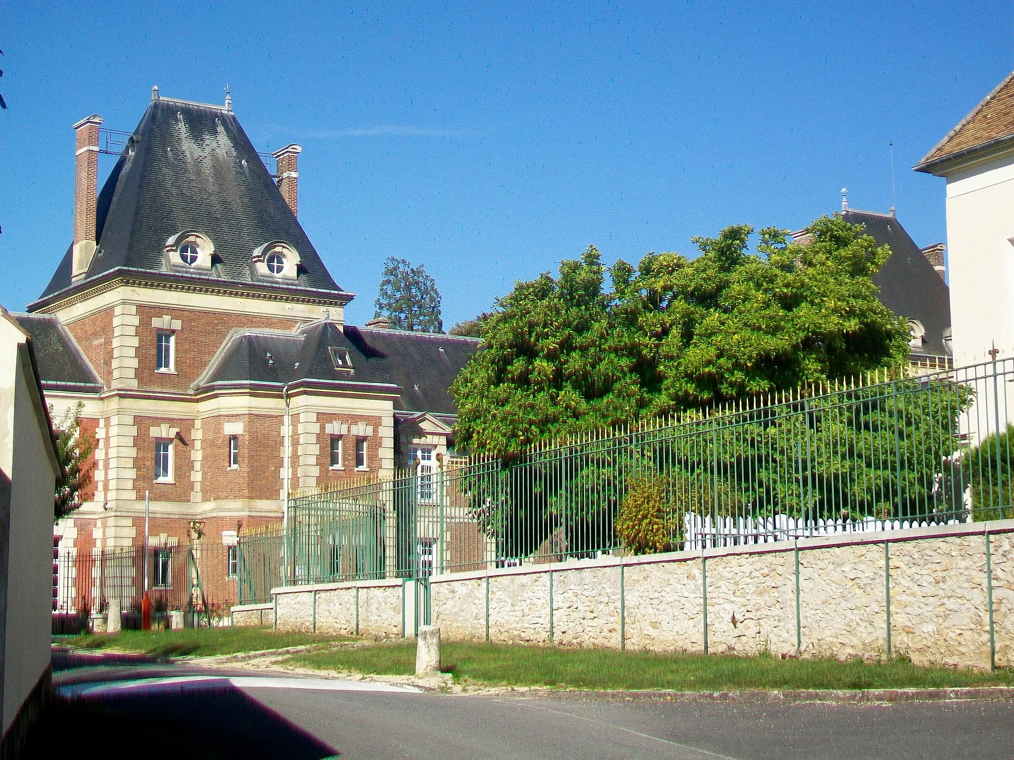 Photo showing: Le château (« Domaine des gueules cassés »), vue partielle de la façade est. Le chemin visible sur la photo n'est pas accessible au public, la photo étant prise depuis la première grille de la rue du colonel-Picot.