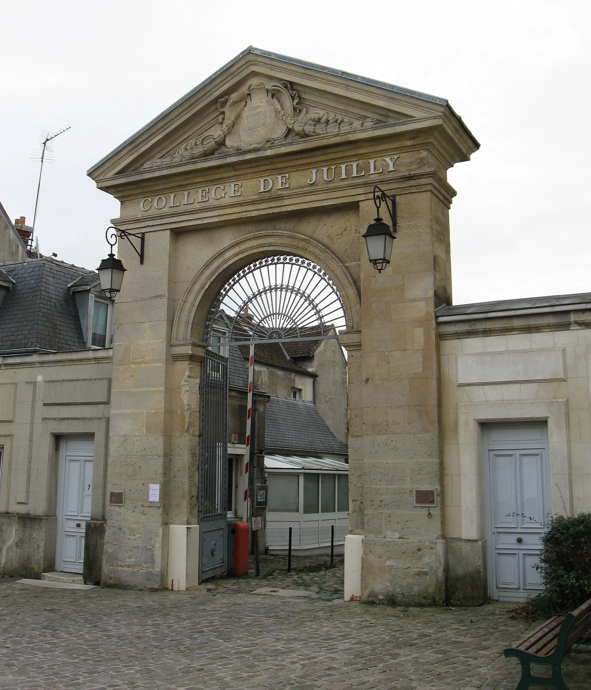 Photo showing: Porche du collège de Juilly. (Seine-et-Marne, région Île-de-France).