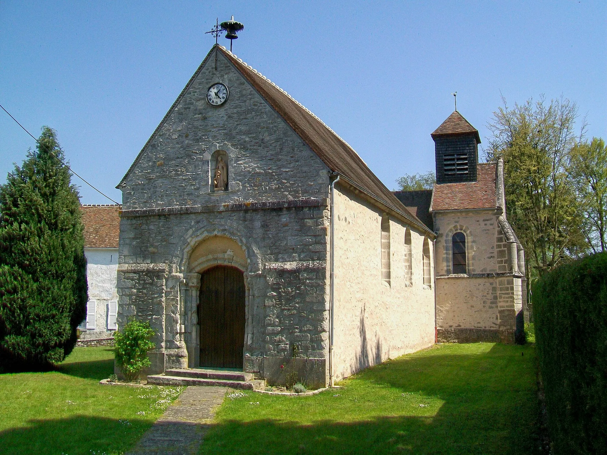 Photo showing: L'église Sainte-Geneviève, rue du Moulin. L'église a été rebâtie vers 1775, avec conservation du caractère roman de la nef et du portail d'origine, qui daterait du XIe siècle.