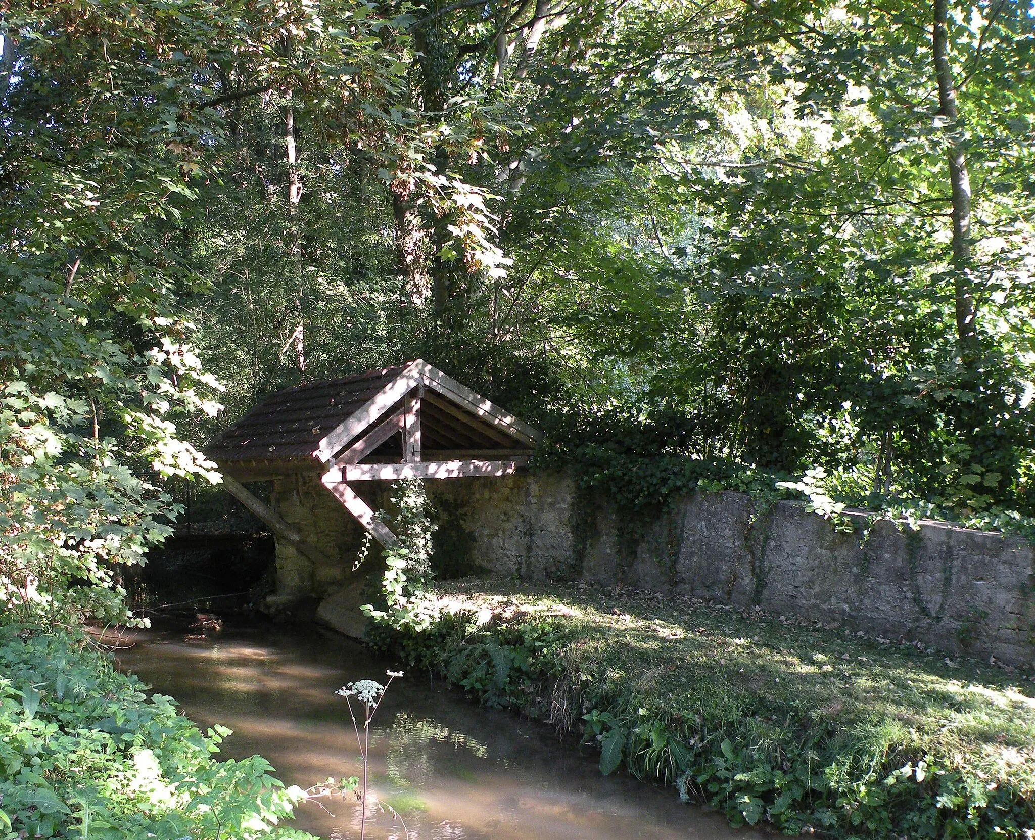 Photo showing: lavoir du pont de l'arche de Vallangoujard