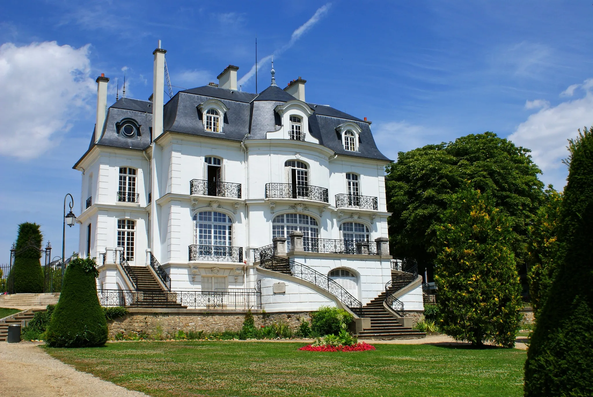 Photo showing: Mairie d'Athis Mons (91), vue de biais à partir du parc de la Mairie . Maison de notable construite en 1893.