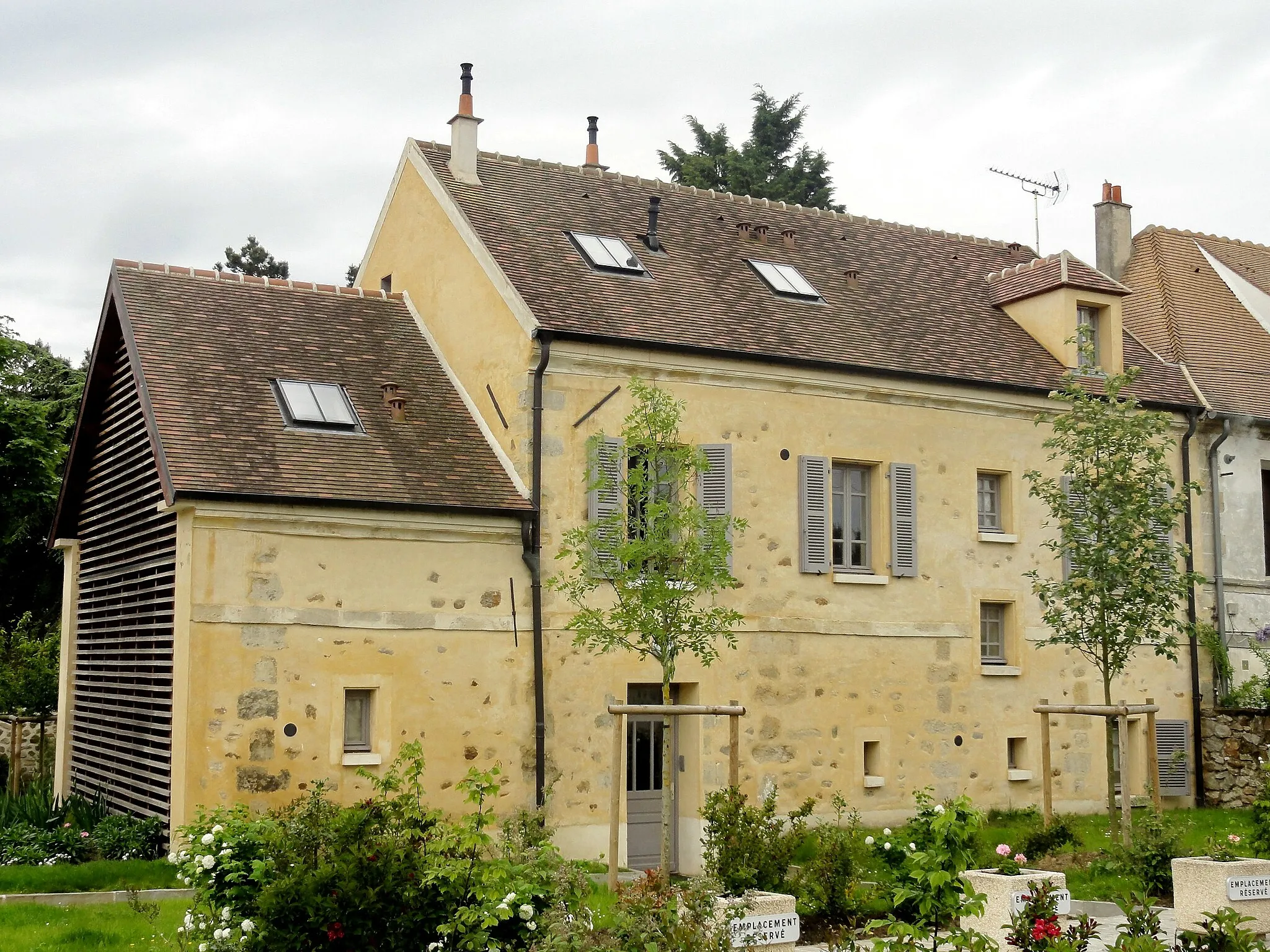 Photo showing: Maison ancienne à l'ouest de l'église.