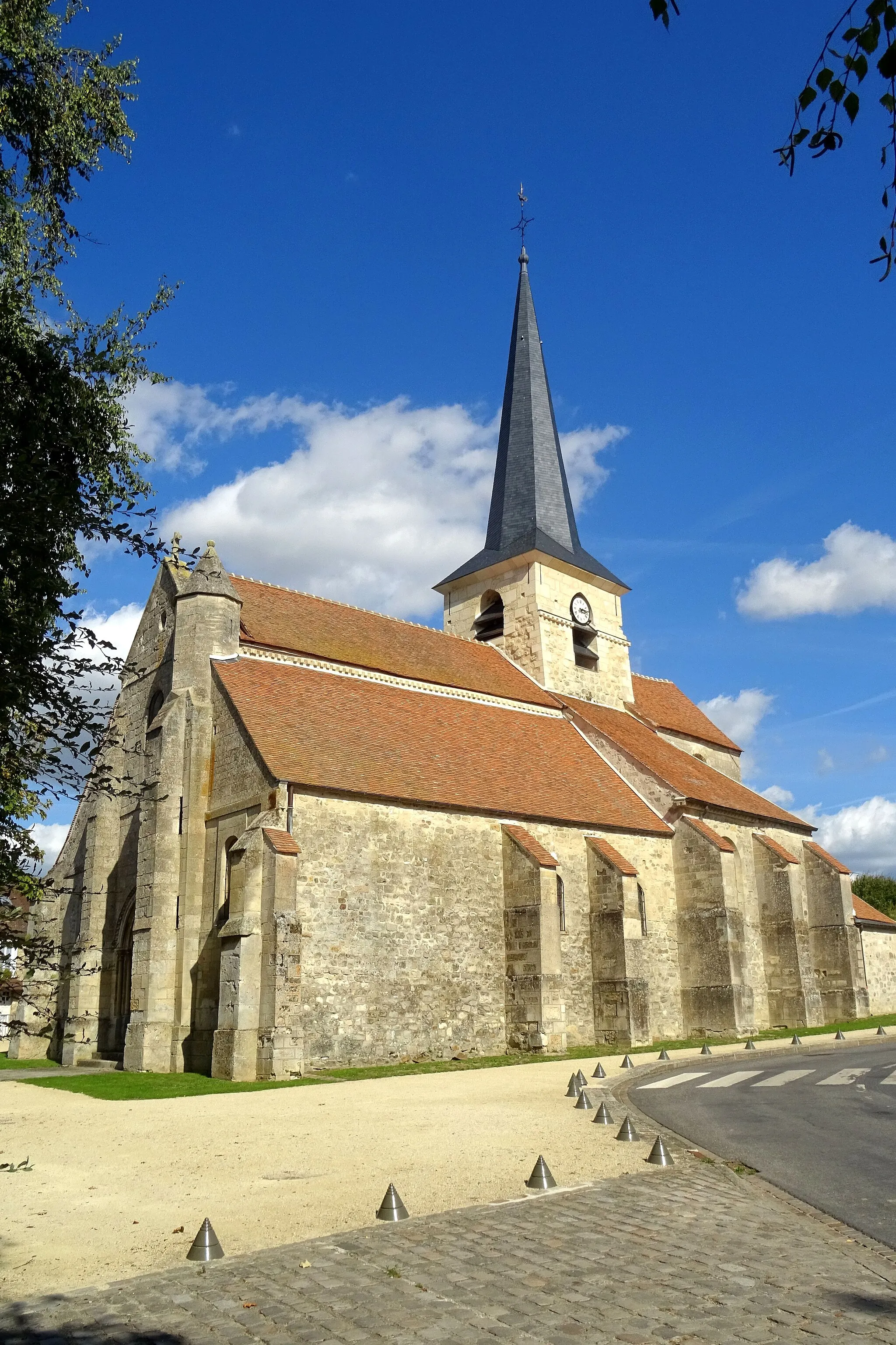 Photo showing: Église Saint-Fiacre-et-Notre-Dame-de-la-Nativité de Livilliers, vue extérieure - voir le titre du fichier.