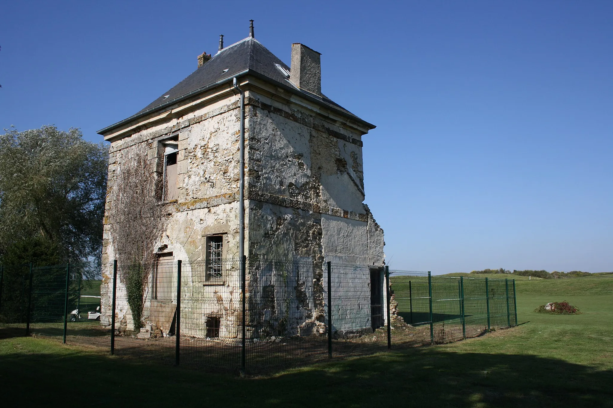 Photo showing: The Porte de Mérantais is a old building located in the Golf National de Saint-Quentin-en-Yvelines (french national golf course) in Magny-les-Hameaux, France.