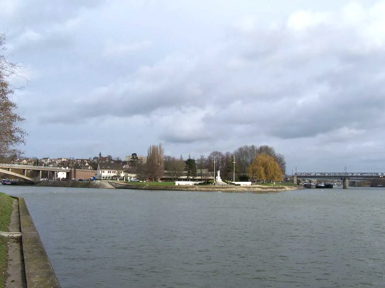 Photo showing: Fin d'Oise (End of Oise), meeting of the river Oise and the river Seine in Conflans-Sainte-Honorine (Yvelines, France)