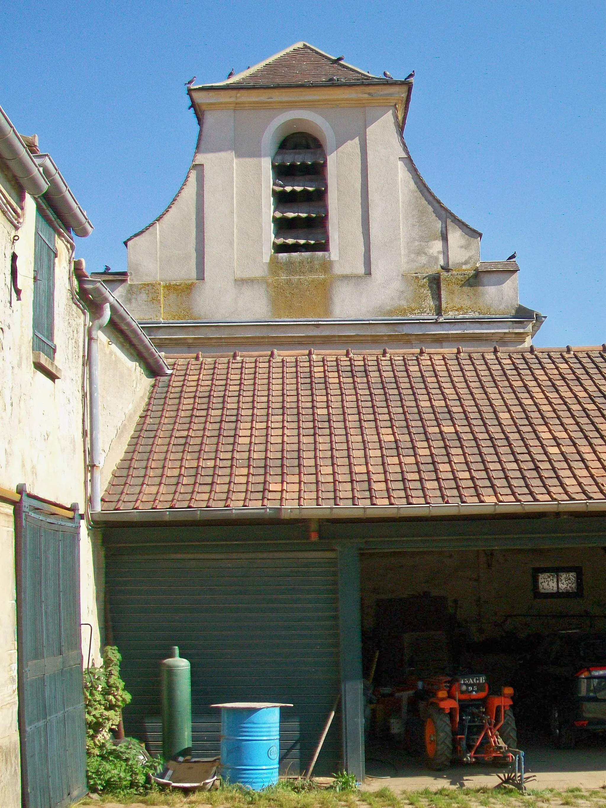 Photo showing: L'église Saint-Nicolas, façade occidentale, depuis la cour de la grande ferme.
