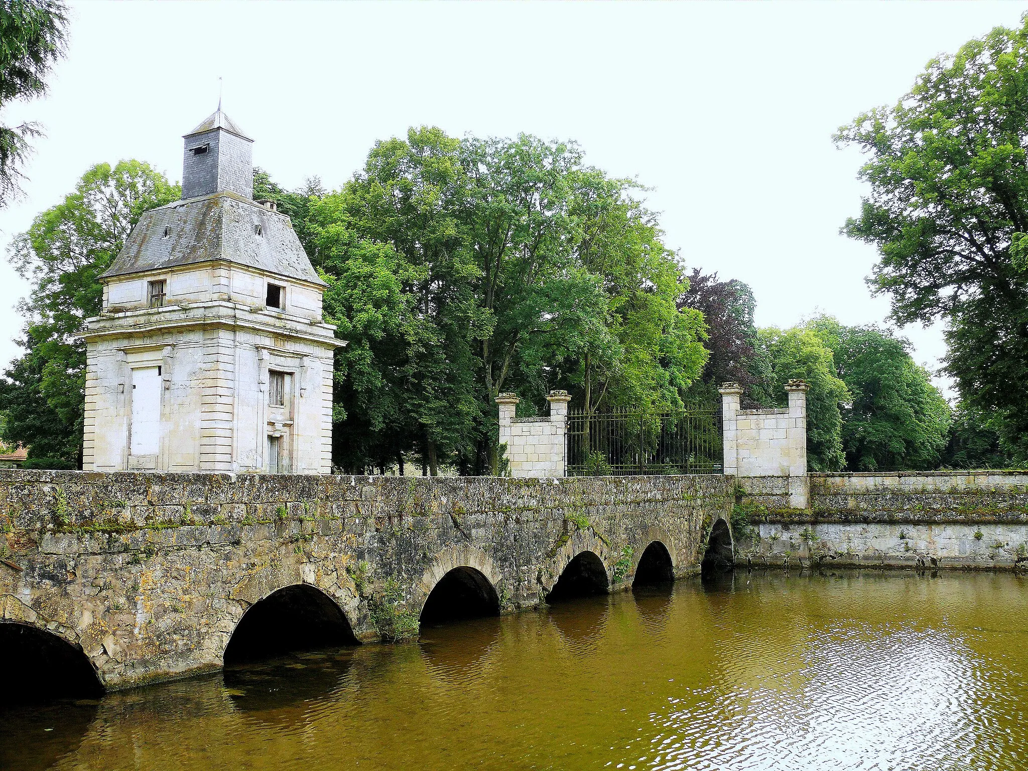 Photo showing: Crouy-sur-Ourcq - Château de Gesvres-le-Duc - Entrée - Pont franchissant les douves