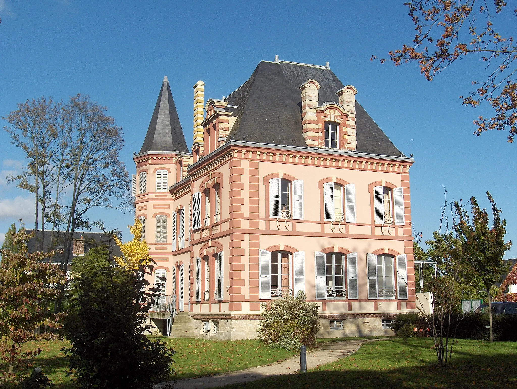 Photo showing: Le Castelrose à L'Isle-Adam (Val-d'Oise), annexe de la mairie