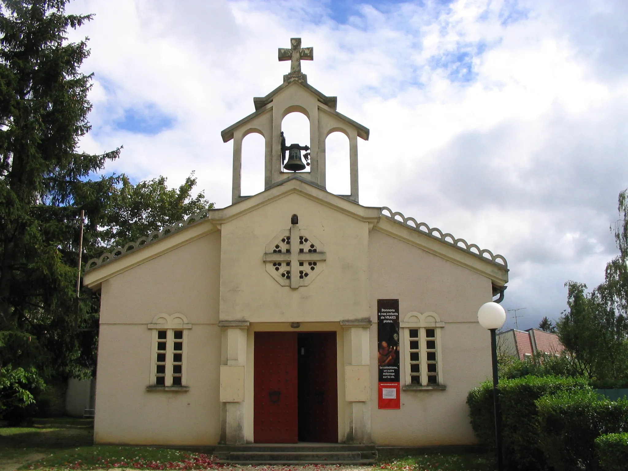 Photo showing: La nouvelle église de Cesson(Seine-et-Marne). New church of Cesson (Seine-et-Marne).

Auteur/author:User:Tej