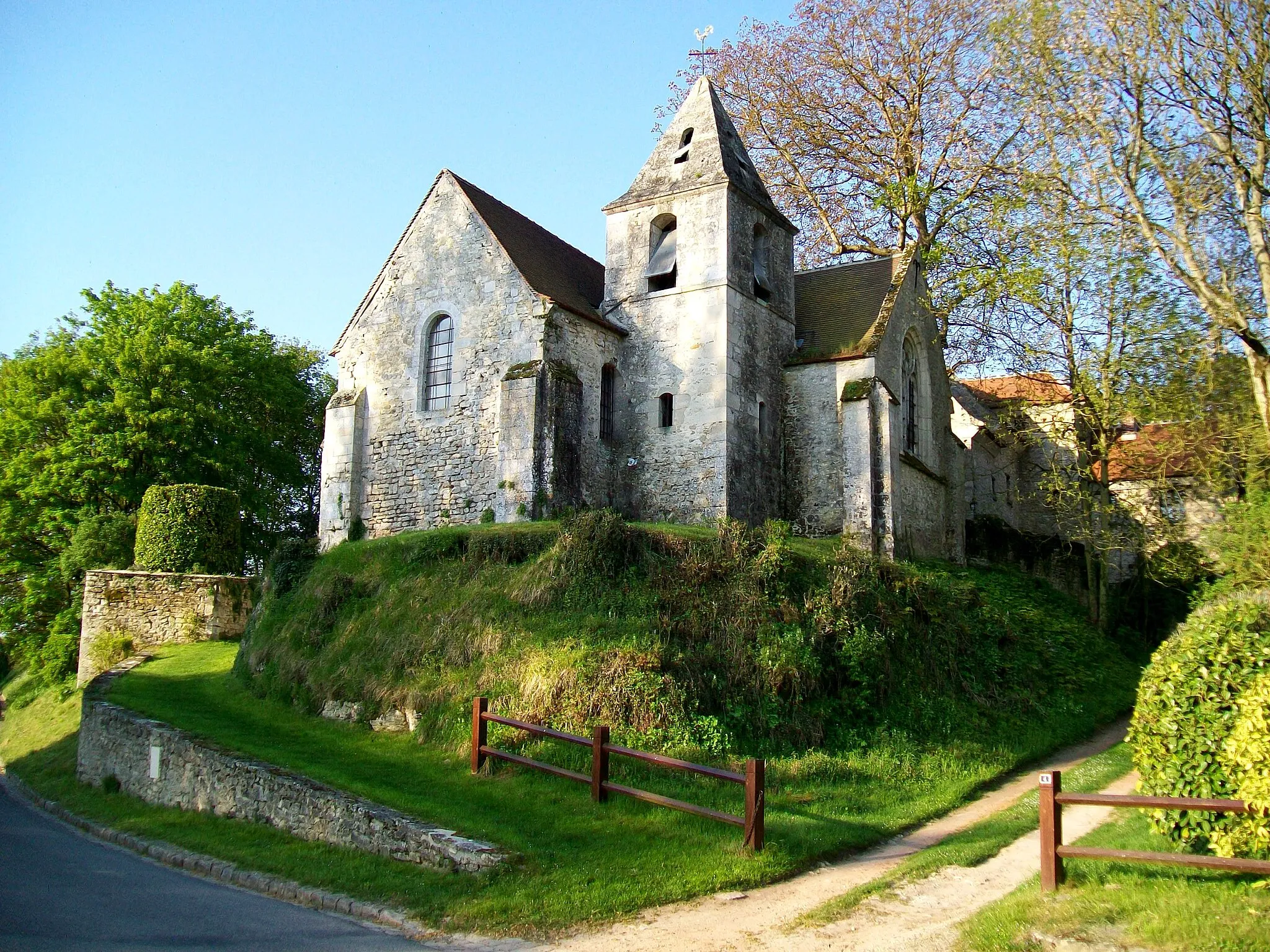 Photo showing: L'église Saint-Georges de Bray, du XIIe siècle, inscrite monuments historiques depuis 1951. Sa situation sur un petit rocher est inhabituelle pour la région, caractérisée par des vastes plaines agricoles.