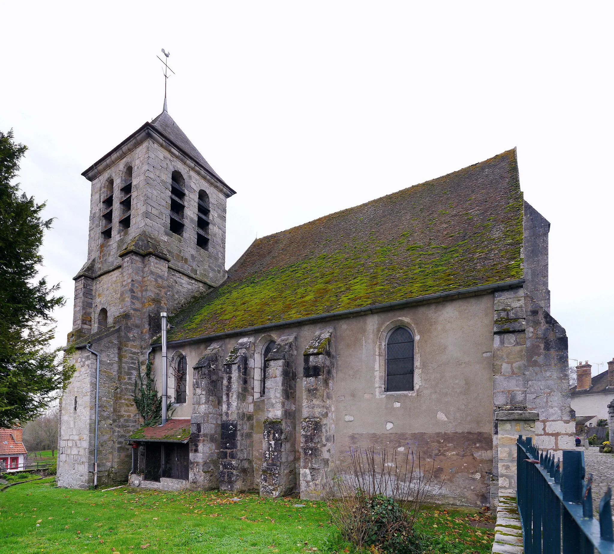 Photo showing: Montigny-sur-Loing, Seine-et-Marne, France. Église Saint-Pierre-et-Saint-Paul.