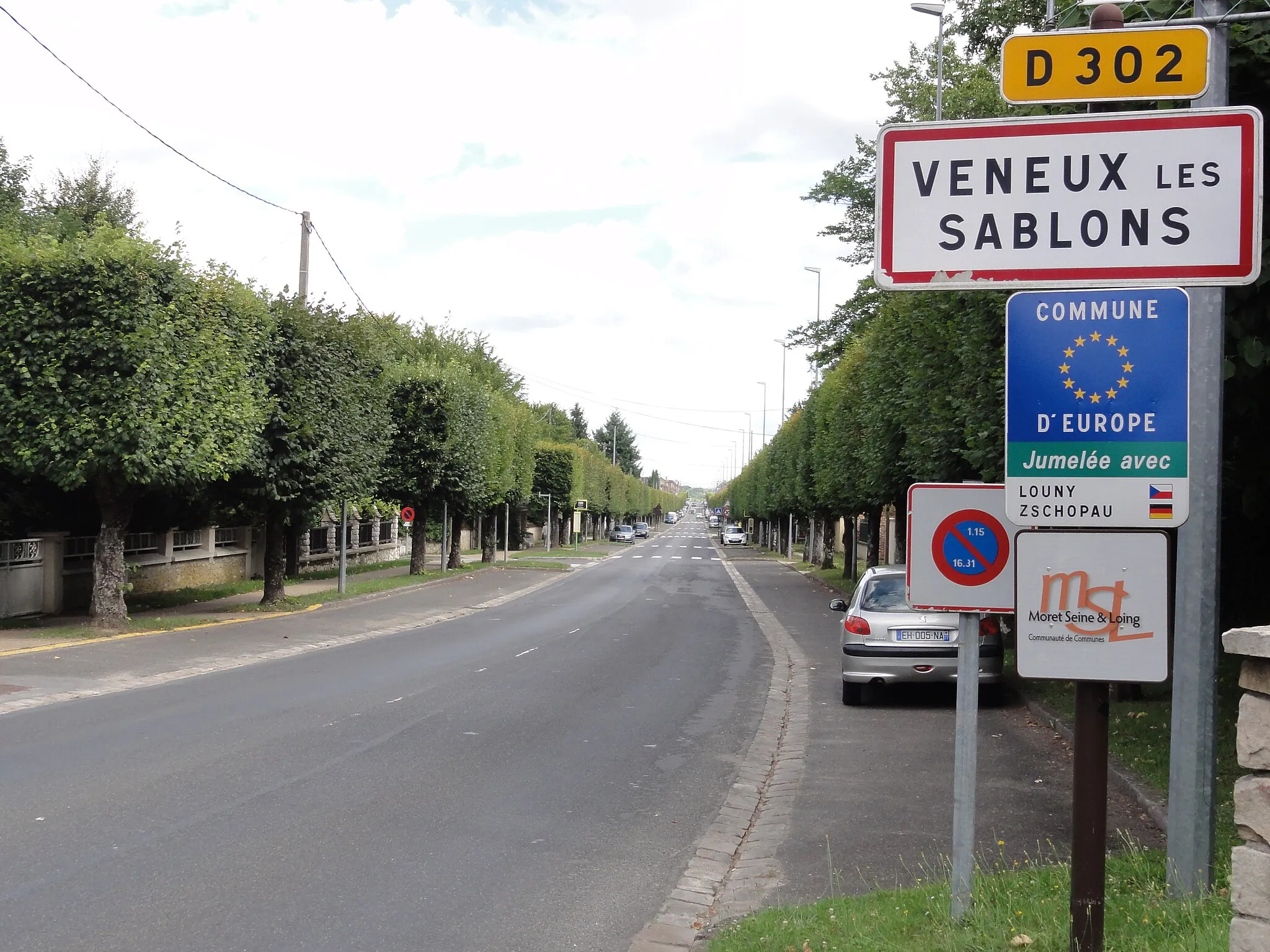Photo showing: Moret-Loing-et-Orvanne, entrée de Veneux-les-Sablons (1) panneau "commune" pas encore enlevé , août 2017