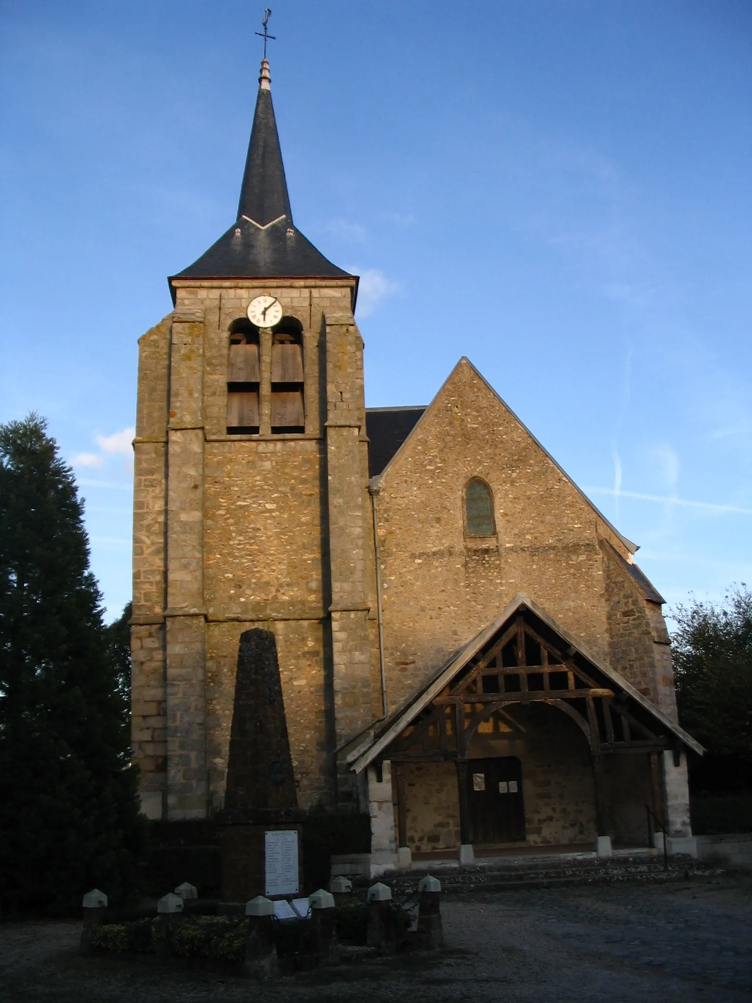 Photo showing: The Roman Catholic church of Crisenoy, Seine-et-Marne, France.